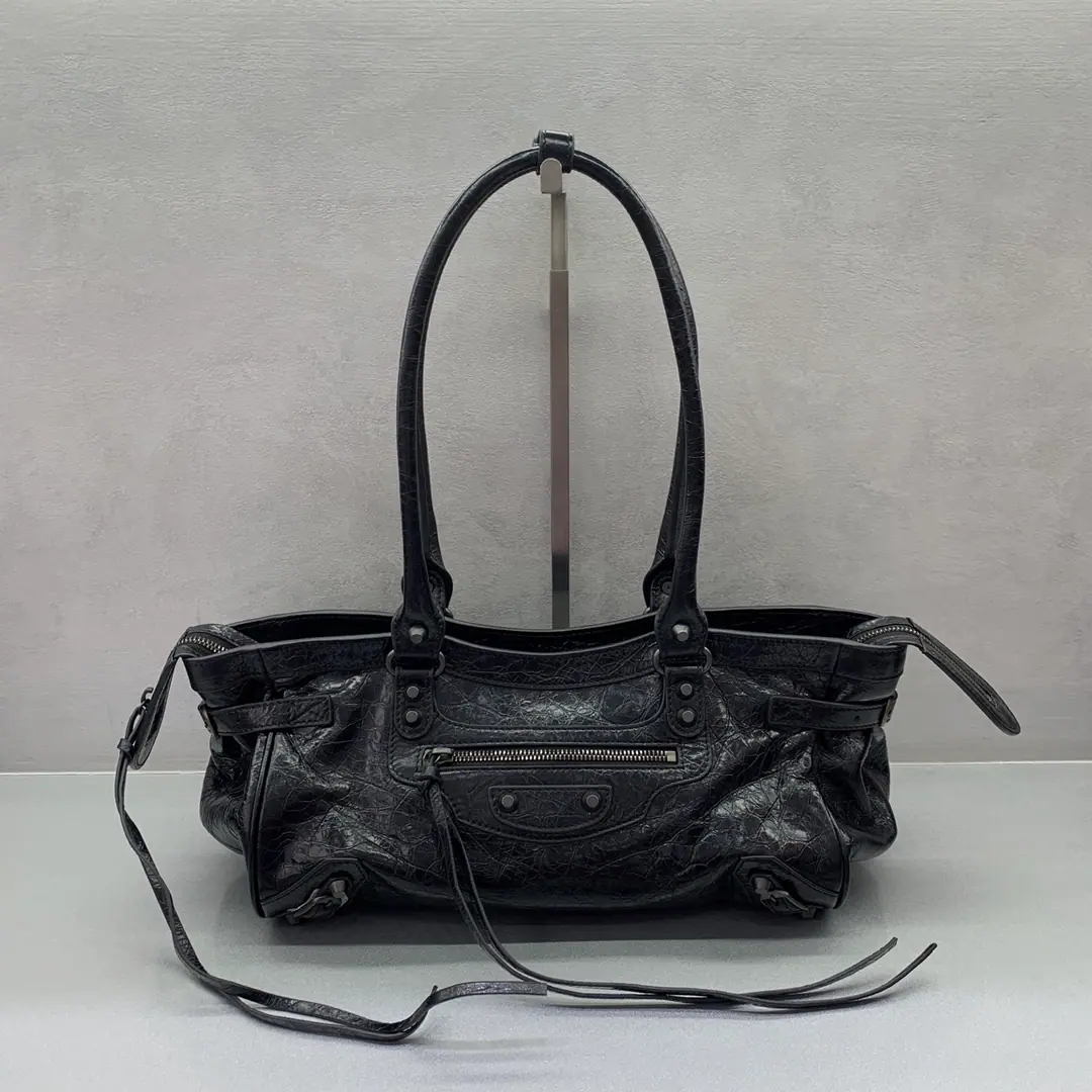 【Black】𝐁𝐀𝐋𝐄𝐍𝐂𝐈𝐀𝐆➰LE City Trans-Value Air Car Bag The latest package was originally released.Le City The size changes on the motorcycle., The original slanting package was changed to retro-popular. East-WestBack money.！It's so beautiful.~ The wax skin is a retrofilter., - It's a hardware., The details of the squirts. 👌Telecommuting, I'm snorting around the back., The suit., The suit key is a fashionable one.！ Paragraph: 8457041080 Dimensions: Bottom 31xHigh 19xKuan 9cm