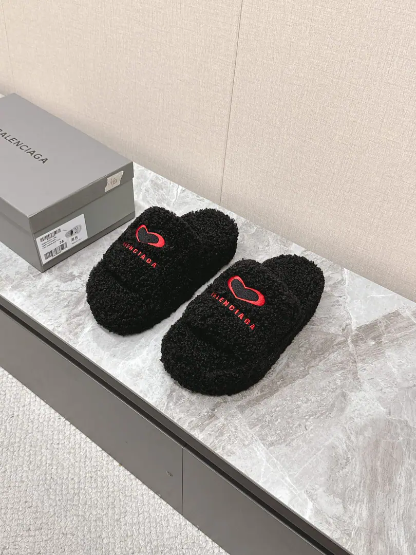 𝐁𝐀𝐋𝐄𝐍𝐂𝐈𝐀𝐆𝐀｜𝐒𝐒 𝐧𝐞𝐰 BalenciagaParisian. New couple tow Love embroidered stubbles, cotton-coated slippers. Top Version🔝The Parisian family is so hot. Couple size. Fashion Fairy and the Euro-American Star Lover. Provision for winter The fashion is not over-optimal. ♡show details Shoe slanting, cotton-grew. A special fluffy softness., Skin. I feel so comfortable. A fine hand-sewing walk. EmbroiderylogoThe high-level is full. Original natural rubber smooth-for-brand grinding ground The new original package with the cabinet. Codes: 35-45 Male and Female