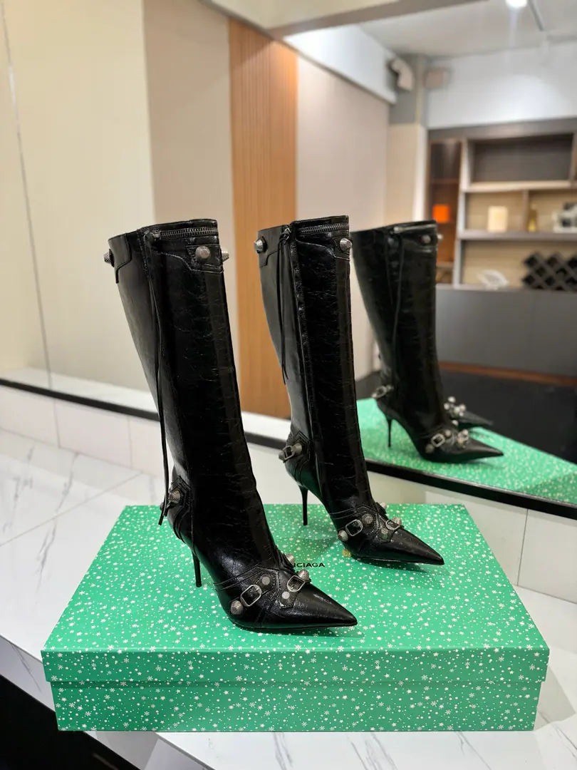 Plant price: BalenciagaParisian. Cagole High boots. The multi-coloured heavy-worker nails point their heads over their knees.✨ A lot of bright matching colors., High-level eye-sucking of bright skin. Metal nails make cool, personality., Slight and long legs. Salt is sweet enough to fit in with all kinds of clothes., You're so hot, you're so hot. The fall and winter suit just needs it., It's easy to unlock the back rate.🖤 Shoe.: Imported cattle skin Uchi.: Bullskins. Otsumi!: Italian skin. He's tall.: 9.5cm Data36HQ high36cm Every code difference+0.5, Perimeter36cmThe wideest position per code difference+0.5