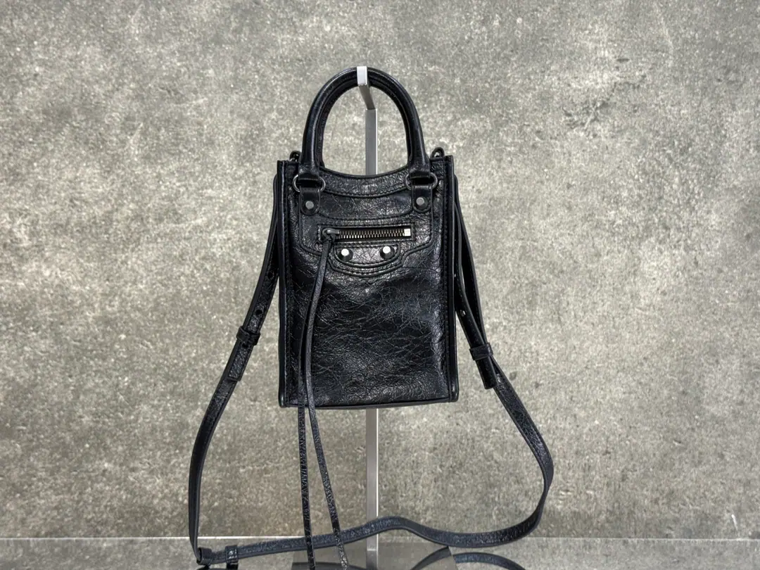 Current｛The wax is black.｝ 𝐁𝐀𝐋𝐄𝐍𝐂𝐈𝐀𝐆➰26s Summer New Money le city Cell phone bag. ✨Black-skin bike, waxedmini Cell phone bag.｜Sweet and cool. Old hardware.+The details of the transuse., It's a regenetic feeling. Pack your phones.+Lipstick, I'm not going to be a burden on you. But the handheld is slashed., A little bit of a basic pen., Sweet, cool girl close her eyes.‼️ Paragraph: 0539 Dimensions: Bottom 14x High 20x Kuan 4cm
