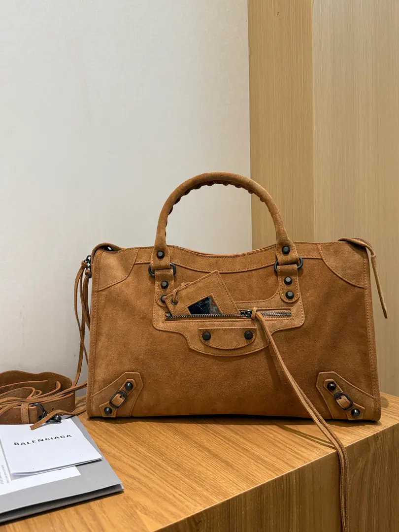 New cash38cm【With mirrors.】｛Medium-mode sandy camels.｝ 𝐁𝐀𝐋𝐄𝐍𝐂𝐈𝐀𝐆➰Le City 26 Spring and summer, new car. A plaque of old brown with a soft feel, a leather car bag., It's a classic that never goes out of time in the closet.. Old gold buttons., Signal flow of suction, It's perfect to combine the regeneum with the coolness.. The skin touch mix is a very inclusive one., Telecommuting, You can ride like a man., Capacity Online, Colour value versus utility, It's a quality bag that can carry it all the way.. Paragraph: 3301 Dimensions: Bottom 38.5x High 24x Kuan 15cm
