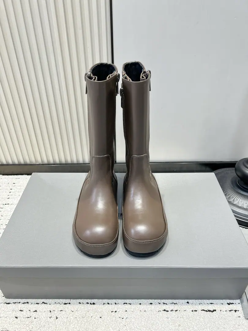 G Balenciaga The Parisian side zipper with the boots.26ss Cool work.｜The Paris family has a thick, medium-stamp boots. Very simple boots., No extra fancy decorations., The high-level cold is filled with it. All-bound metal zipping design on the outside, It's easy to wear., It's a very good recognition. A little bit of detail on the back button., Adding a working atmosphere. ♪ Round-headed shoes ♪+And thicken your teeth against the sliding. Boots are loose., It's nice for all kinds of legs. With leather pants., Short skirt., You're so good at your legs. It's cool., The street people must be prepared with long boots for the autumn and winter. ▪Shoe.: Head-decked cow skin. ▪Foot.: A sheep's skin cushion. ▪Otsumi!: Rubber thick bottom ▪Codes: 35-39（40.41I'll make sure I don't change it.）