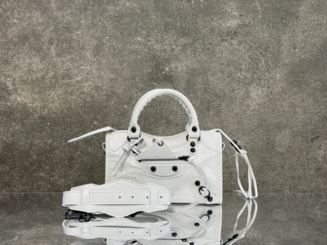 【Latest26Version Update】 Balenciaga city Mini Small white./Black button Classic motorcycle. The Parisian family's most symbolic handbag.Le CitySeries✴️Power returns. Rehearsal👜 ArenaThe little lambs wear natural wrinkles.（Blast strip.）The more you use it, the more you smell.. The ricochet and the stream., It's a carved-out.. The shoulder belt is better designed for slashing.～The minor details make the whole body more light.🌬️The new Macalun is especially suited to spring and summer.🌱A sweet, handsome, smooth-looking collision system. Fashion touch is available. Paragraph: 260624 M Large size: Long37 x High23.4 x Kuan15centimetres S Medium Size: Long30 x High20 x Kuan 10centimetres miniSize of the trumpet: Long23 x High15 x Kuan 10centimetres