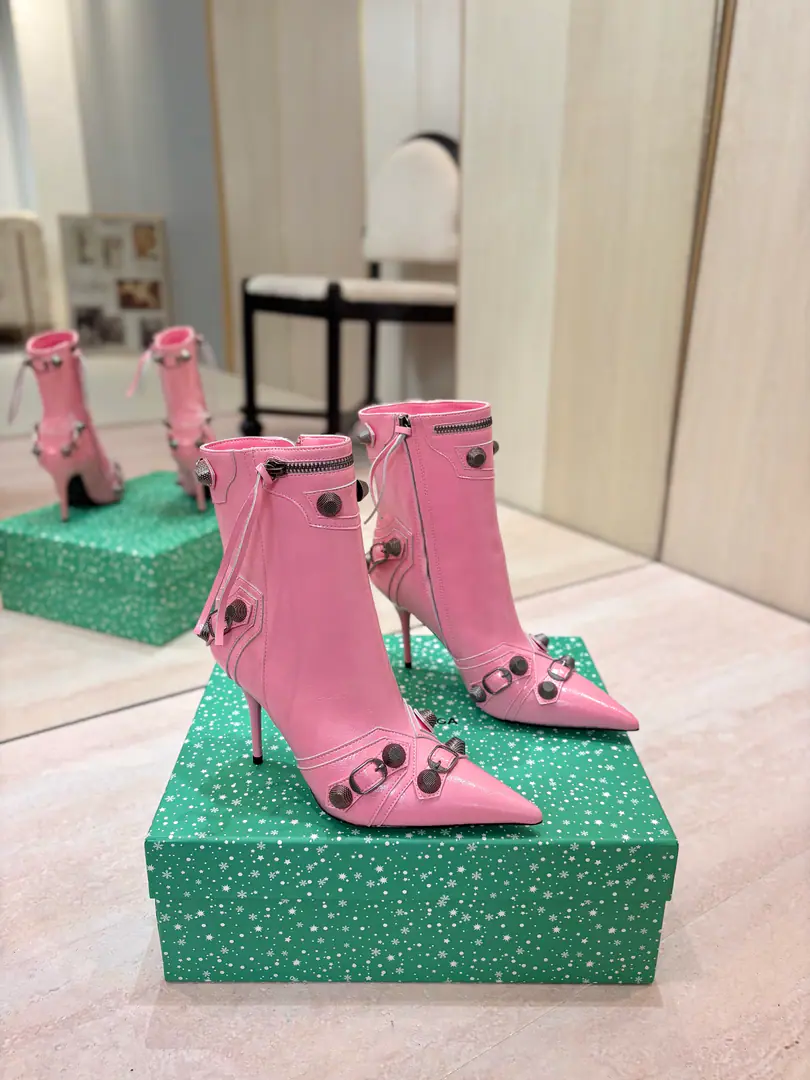 Price: BalenciagaParisian. Cagole High boots. The multi-coloured heavy-worker nails point their heads over their knees.✨ A lot of bright matching colors., High-level eye-sucking of bright skin. Metal nails make cool, personality., Slight and long legs. Salt is sweet enough to fit in with all kinds of clothes., You're so hot, you're so hot. The fall and winter suit just needs it., It's easy to unlock the back rate.🖤 Shoe.: Imported cattle skin Uchi.: Bullskins. Otsumi!: Italian skin. He's tall.: 9.5cm Codes: 35-39（34.40.41.42 I'll make sure I don't change it.） Data36HQ high15.5cm Every code difference+0.5, Perimeter25cmThe wideest position per code difference+0.5