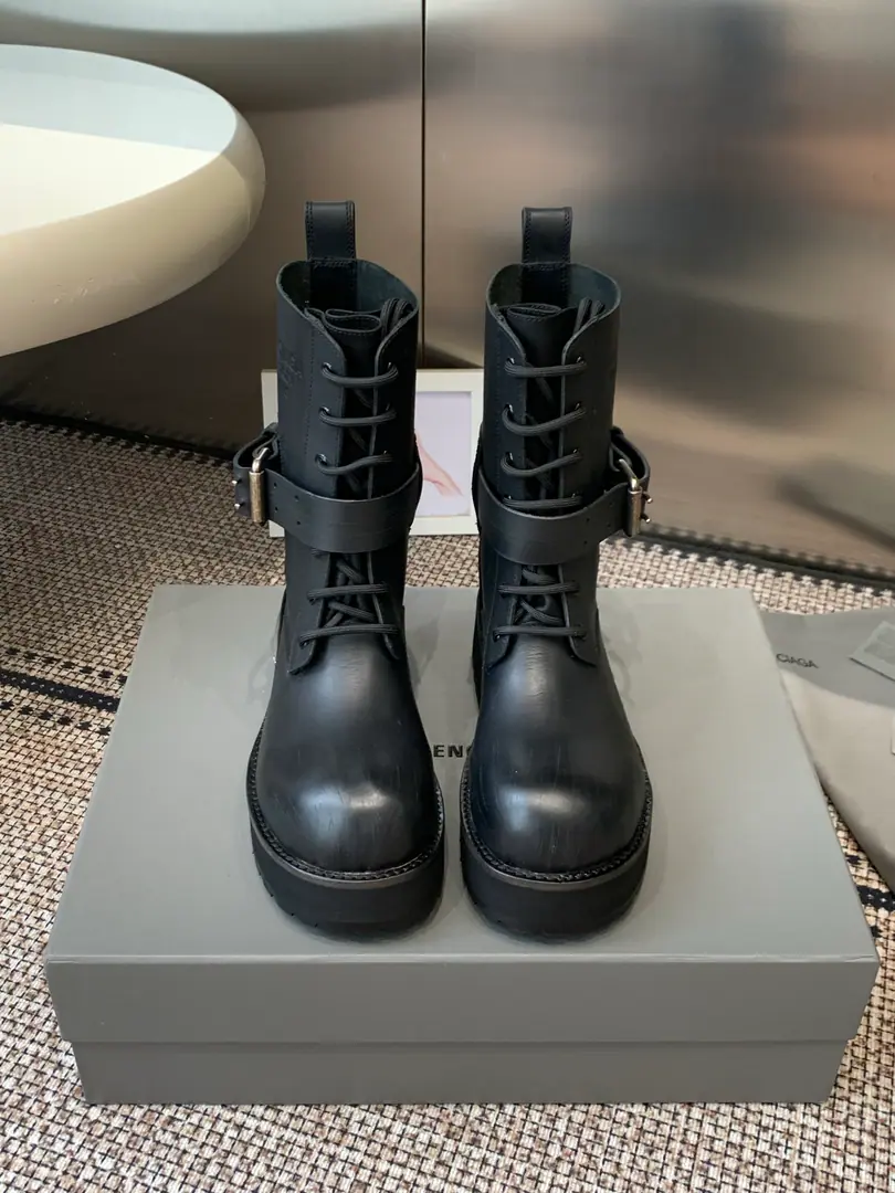 Balenciaga Parisian. 26ssNew paragraph Old Martin boots. Always getting stabbed in the boots of Martin, the heavy worker of the Parisian family. All black and handy with the skin of a cow. Not the black and the black. The ancients are full of old quality. Front hand belt.➕Side-regulating belt button double design Modified calf lines You can wear thin legs too. The middle-light height is stuck in the thintest leg. The thick rubber thicker and the thicker the ground. Is it a good walk? The skin of the cow's shoes is strong. It's so cool. The shoe face is a little bit of a cow's skin. Rubber bubbles. Codes: 35-41（40 41 I'll make sure I don't change it.）