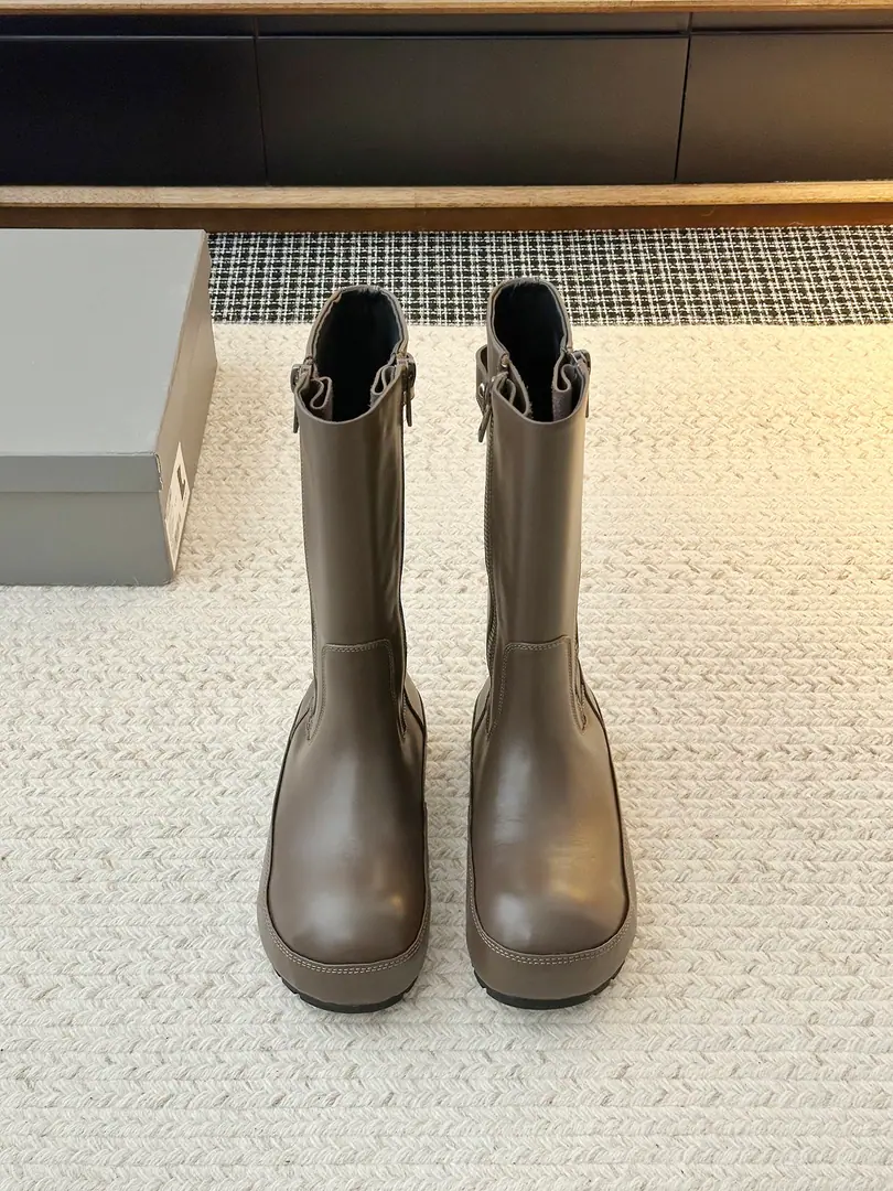 𝐁𝐚𝐥𝐞𝐧𝐜𝐢𝐚𝐠𝐚The Parisian girl.26 Fall pre-order New Balenciaga FW26 Venom Boots by balenciaga The most cool poison boots in the upgrade.！ Dark engine wind.！I'm going out to blow up the air field. Original plant data-Original1:1Restore Details The venom boots are designed to be extremely recognizable., A sharp line with a metal button., Every detail is clear.BalenciagaThe front-line attitude.. Leather senses are multiplying., The light is full of luxury., The feet are more comfortable and more specific.. Whether with a pair of jeans, it shows the street's coolness., Or something else., It's all easy.holdStay.. Put it on., You're the most snorting thing on the street., A perfect interpretation of fashion. Original3Altitude formula optional ➢Shoe-faced material: Customize cattle skin ➢The contents of the shoes.: Customize cattle skin ➢Metals.: Customize pure copper and silver ➢Shoe bottom material: Original rubber+InternalPU ➢Codes: Women35-41 （40.41 Custom without re-offer）