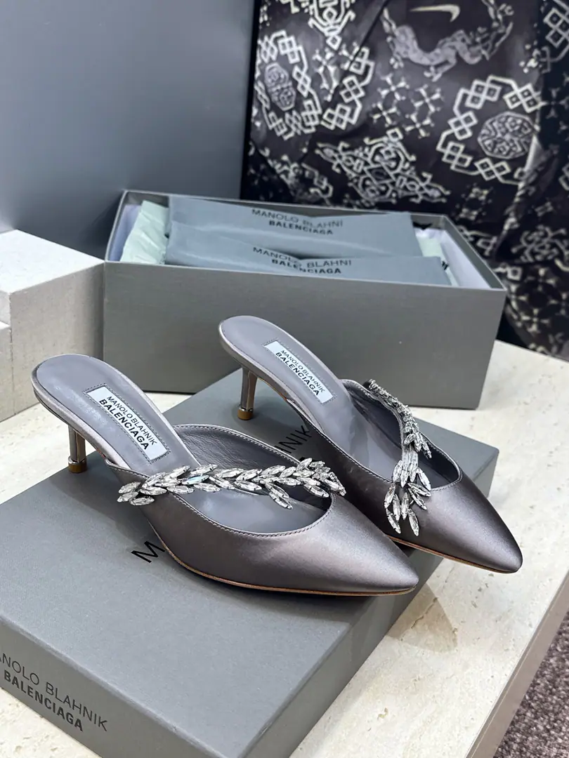 Plant prices Balenciaga Parisian.x MANOLO BLAHNlK 2026Spring and Summer, new girl shoes. MBLetterlogoPointy water drills a malt-button moller sandals. Material:The shoe is a silky little thing to come in.+In the skin of the sheep.+Import Australian drilling+Italy is a big-ass country. Size:34-42（34:40:41:42Custom without re-offer） He's tall.:6CM