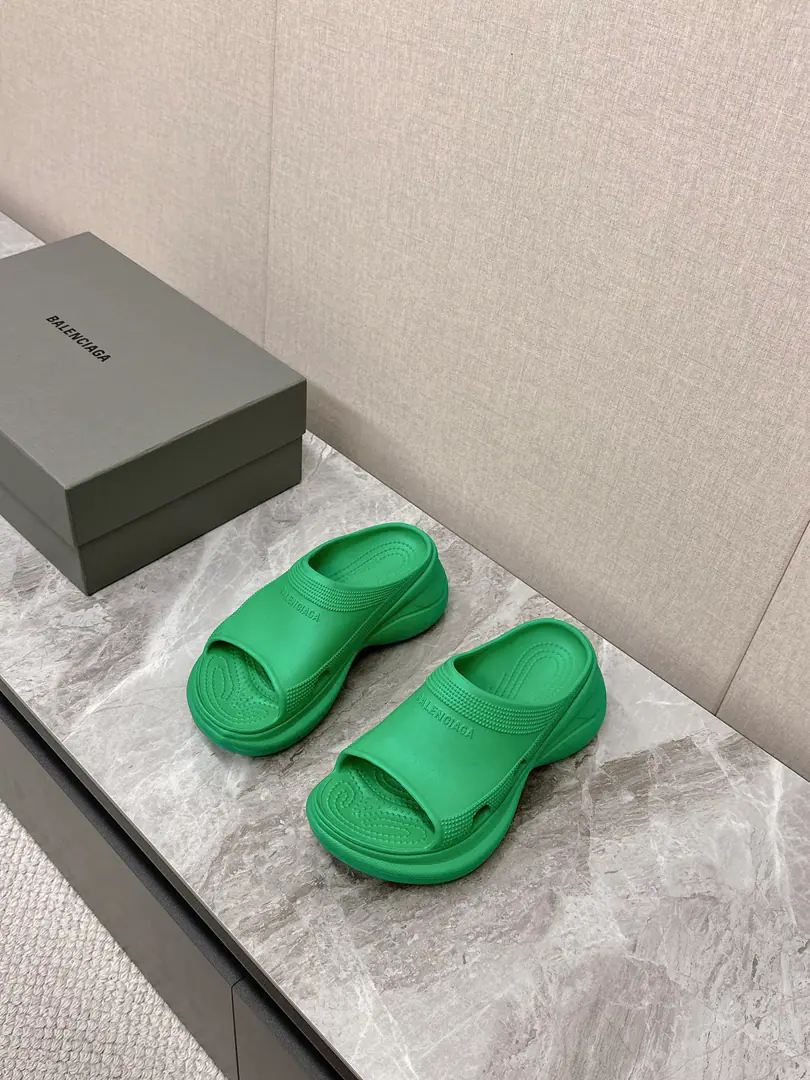 BALENCIAGAThe Paris family's spring and summer slippers.👉Latest✨The series explores the concept of original and misappropriation in the fashion world, To honor the new series and the classics., By the symbolismBALENCIAGABlossoms and tyres are abstractly bottomed, And the new idea of collisions is harmony and harmony., Original-to-one approach, The exclusive., Full package for the originals, Coded female35-40