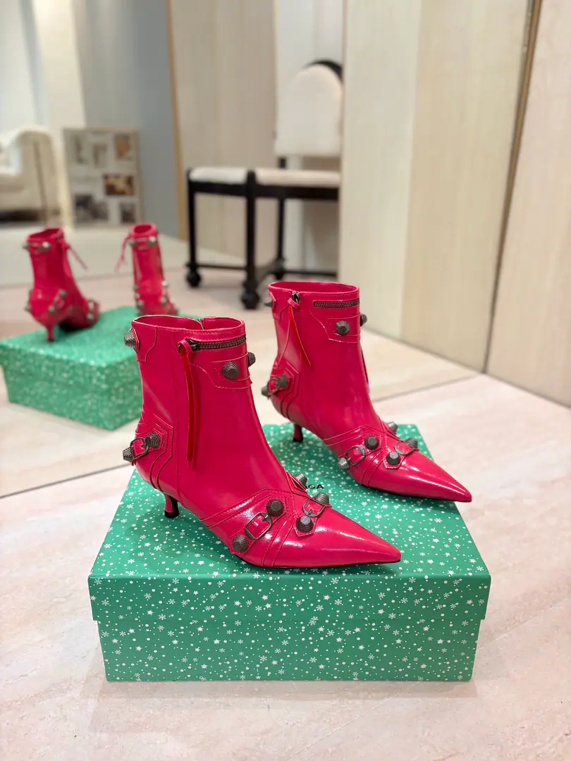 Price: BalenciagaParisian. Cagole High boots. The multi-coloured heavy-worker nails point their heads over their knees.✨ A lot of bright matching colors., High-level eye-sucking of bright skin. Metal nails make cool, personality., Slight and long legs. Salt is sweet enough to fit in with all kinds of clothes., You're so hot, you're so hot. The fall and winter suit just needs it., It's easy to unlock the back rate.🖤 Shoe.: Imported cattle skin Uchi.: Bullskins. Otsumi!: Italian skin. He's tall.: 5cm Codes: 35-39（34.40.41.42 I'll make sure I don't change it.） Data36HQ high15.5cm Every code difference+0.5, Perimeter25cmThe wideest position per code difference+0.5