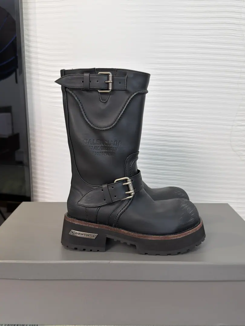 Top Version:Women Men Balenciaga Parisian. 2026 Autumn and winter money. Same paragraph for men and women VENOMSeries Poison boots. Battle boots. Original1:1Unengineed Details, Dark engine wind.！- The fashion pontificate.！The Godpiece that's needed to blow up the air-block.！ The poison is designed to be extremely recognizable., A sharp line with a metal button., Every detail is clear.Balenciaga- The forward guard., Breaking the Convention, Every step of the way.. Fabulous.: Imported cattle skin/I'm doing old wear. Uchi.: Imported cattle skin Otsumi!: Real leather.➕Fly-resistant.➕Original rubber floor Size: 35-45（Women40 41, Men45I'll make sure I don't change it.）