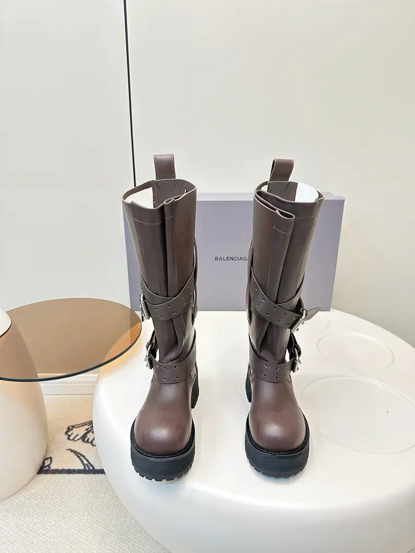 Balenciaga｜The Parisian family's used to be a couple's bike boots. Battle boots. Poison boots. （Men+10） 25The coolest venom boots of the year.！ Dark engine wind.！I'm going out to blow up the air field. Original plant data-Original1:1Restore Details The venom boots are designed to be extremely recognizable., A sharp line with a metal button., Every detail is clear.BalenciagaThe front-line attitude.. Leather senses are multiplying., The light is full of luxury., The feet are more comfortable and more specific.. Whether with a pair of jeans, it shows the street's coolness., Or something else., It's all easy.holdStay.. Put it on., You're the most snorting thing on the street., A perfect interpretation of fashion. Fabulous.: Customizes the natural skins of a cow with a dumb face./Do old sabotage. Uchi.: Customize light cow skin - It's a hardware.: Customize pure copper dumb silver rads to make the old version Otsumi!: 3Layer Group-Real leather./Reloadable./Trail rubber outside Codes: Women35-39（40Freeze!）Men40-45（46Freeze!）