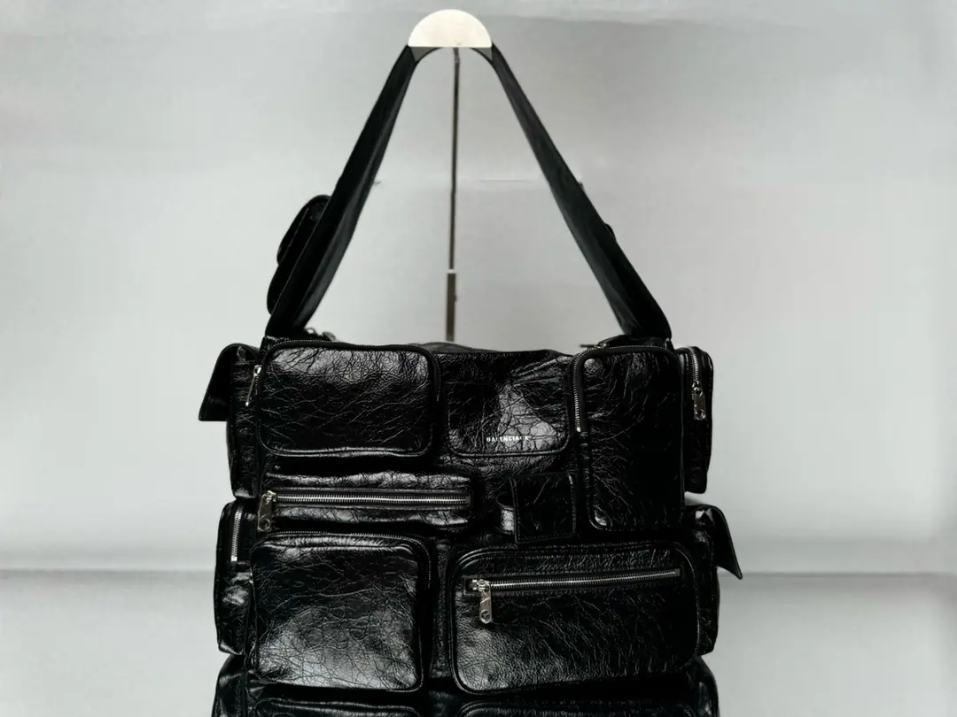 Balenciaga superbusySeries We'll have to get a list of the bomb., A decorated bag of sheep and leather., A very useful one-handbag., Black punk bike multi-purpose Tot armpit., You're out of town, back up at full.💯, Same paragraph for men and women, The magic instrument necessary for travel. Paragraph: 1123 Dimensions: Long41.9 x High29.0 x Kuan18.9centimetres