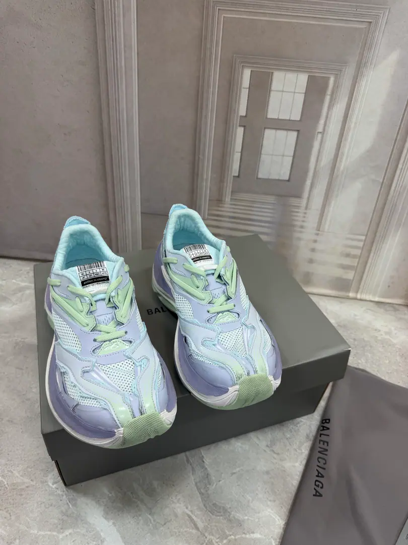 Balenciaga Parisian. New paragraph RaderSeries Leisure shoes. It's different from the thickest of the past. The thick, glum shoe structure. BALENCIAGA Action!「Try water.」More restraint and more condensed shoe money. For example...Monday, Circuits And the release of the previous period. Hamptons I've given up my thick, pompous shoes. I'll flatten it with a new shoe., It's a sticky one. The core of the thin bottom shoe contour I'm going to make a more light gesture. The shoe surfaces are using space technology to connect to the3DPress Gradient Material Collapse Combining the sidebills of old processing and metal quality Shaping a strong visual shock Original open-cut double-colour rubber bottom Codes: 35-45（Women40 Men45.46I'll make sure I don't change it.）