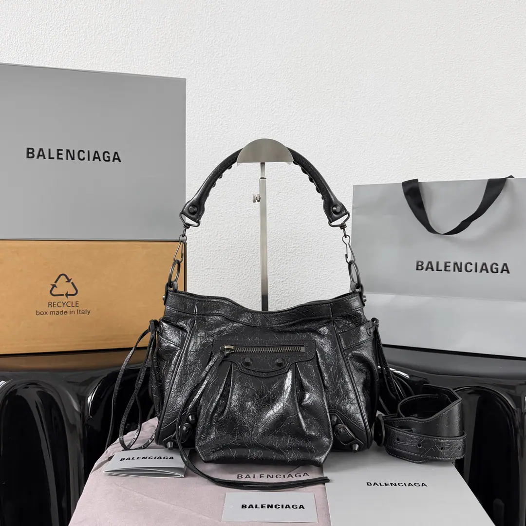 ｛The wax is black.｝ 𝐁𝐚𝐥𝐞𝐧𝐜𝐢𝐚𝐠𝐚 𝐋𝐞 𝐂𝐢𝐭𝐲 Wrinkled engine bucket bag The classic engine kit gene., Remodel the outline of the vertical bucket, It's soft and loose.. I'm doing old wrinkles and wearing retrofiltration., The more you use it, the more you sink it.. Marked bronze hardware., Pre-laden bag, Side by side, supple rope., Brand recognition.. Combining knitting short-hands.+Alignable shoulder belt, Handheld, Armor!, Slash three back ways to switch freely. Paragraph: 92510 Dimensions: Bottom 25x High 20x Kuan 15cm C1688108