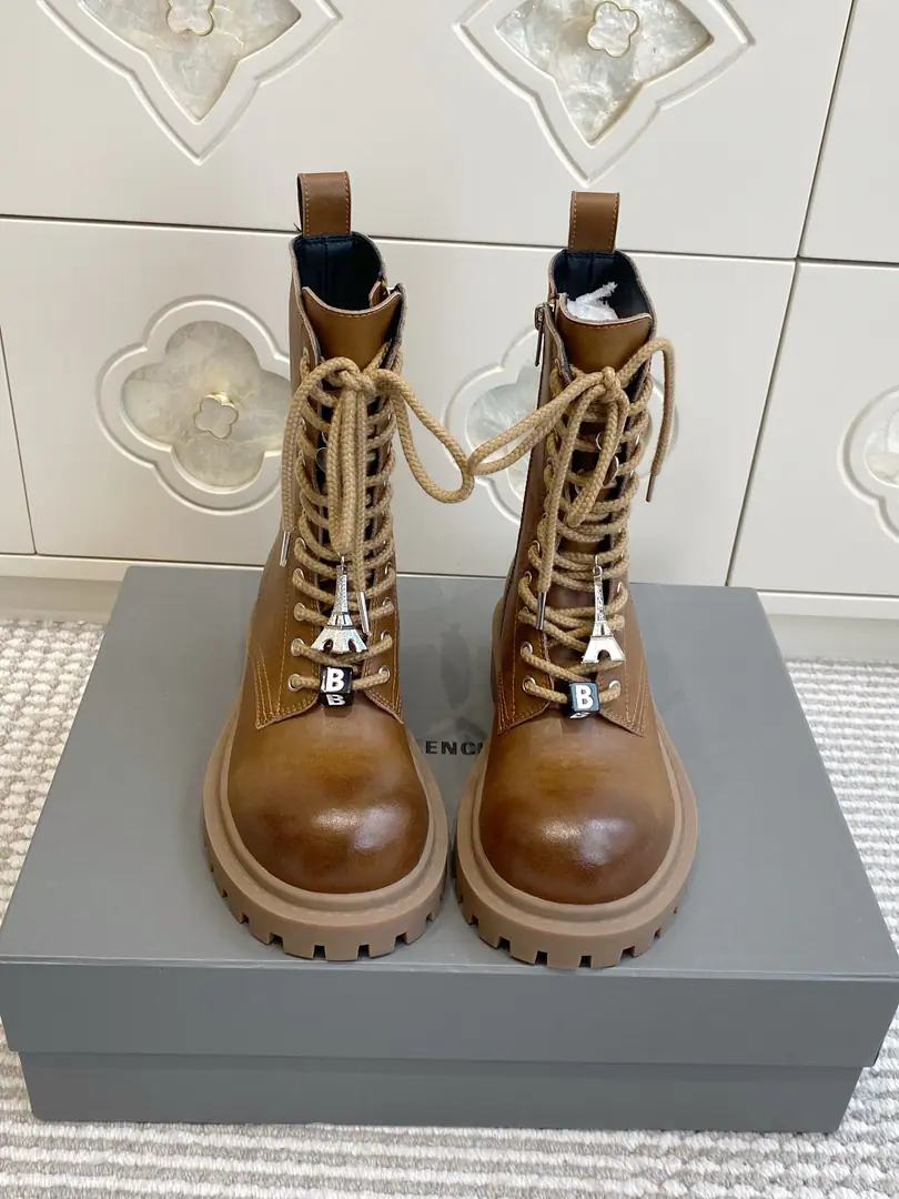 Batch 🐳BalenciagaParisian.·The old man's big, thick, fat, martin boots.｜Sweet Autumn King. Old cow skins from the ancient times., ♪ Round-headed shoes ♪, The upper foot is thin and the upper foot is not lean. Coarse leash.+BLetter lock, A metal locket with a tower., The mood detail is full. Side zipper inside., No need to untie your shoes., It's a great job to wear it. Slurping teeth against the thick bottom., # Sneak up #, You're not tired of walking. size: 35-39（40.41Do it.）
