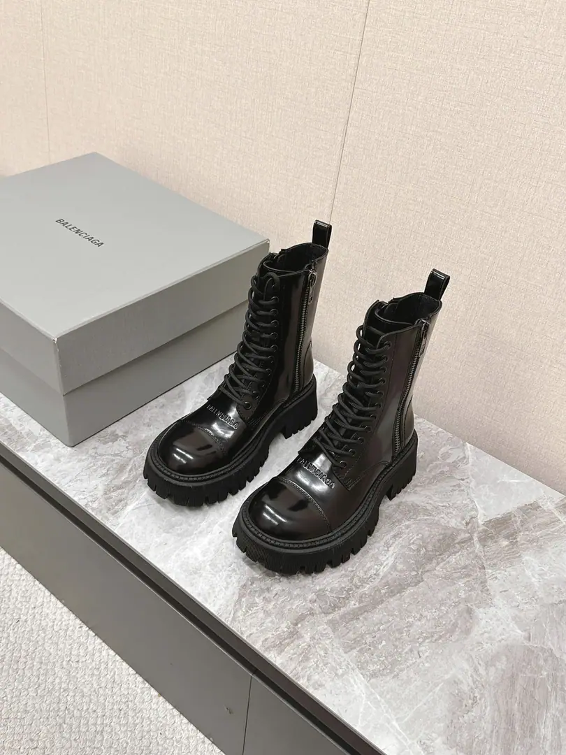 BALENCIAGAThe Paris family's classic Martin boots in autumn and winter. HundredsinsThe blogger's network is recommended. The classics never pass. A big-sized bike with a big-ass coronary., BEvery time a family is new, even in a similar style., You know, design styles always catch people's eyes.👀You can always use a second to kill a public fund., The upper foot is cozy and the zipper is very convenient., Shoe.: Customize the pear., Soft and delicate., Uchi., Foot.: Import water to wash the whole corned cow skin. Original version to open size: 35-40