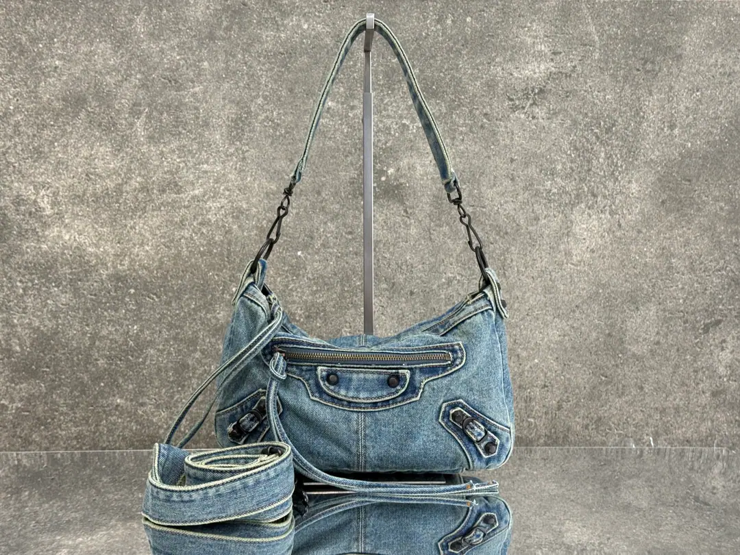 ｛Water-washed cowboy blue｝ 𝐁𝐀𝐋𝐄𝐍𝐂𝐈𝐀𝐆➰ City Moto Slanting bag Parisian. The classics never pass., But innovation leads the tide., New paragraph. Moto He's more handsome than that.！ A low-saturated, light blue-masted cowboy., It's cooling down., Not at all.！ The feed of cowboys is fermented. It's soft and tough., Bringing the ancients to make old white textures. Armor!/Slash two back ways to switch, Just hang any belt you want., The vest., The panty is a great match. ♪ The freshness and the laxity ♪, The commuter's back and back just fine. The hardware is old brass from the ancients. Chain, The nails., The zipper is all a taste of retrograde quality. I want to be clean and close in the summer.！ Paragraph: 0905 Dimensions: Bottom 29x High 19x Kuan 12cm