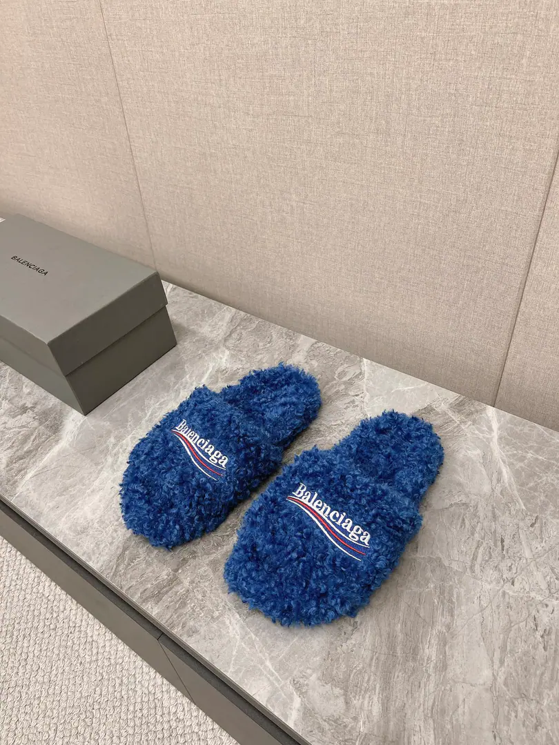 𝐁𝐀𝐋𝐄𝐍𝐂𝐈𝐀𝐆𝐀｜𝐒𝐒 𝐧𝐞𝐰 BalenciagaParisian. New couple tow Coke embroidered cotton-coated slippers Top Version🔝The Parisian family is so hot. Couple size. Fashion Fairy and the Euro-American Star Lover. Provision for winter The fashion is not over-optimal. ♡show details Shoe slanting, cotton-grew. A special fluffy softness., Skin. I feel so comfortable. A fine hand-sewing walk. EmbroiderylogoThe high-level is full. Original natural rubber smooth-for-brand grinding ground The new original package with the cabinet. Codes: 35-45 Male and Female