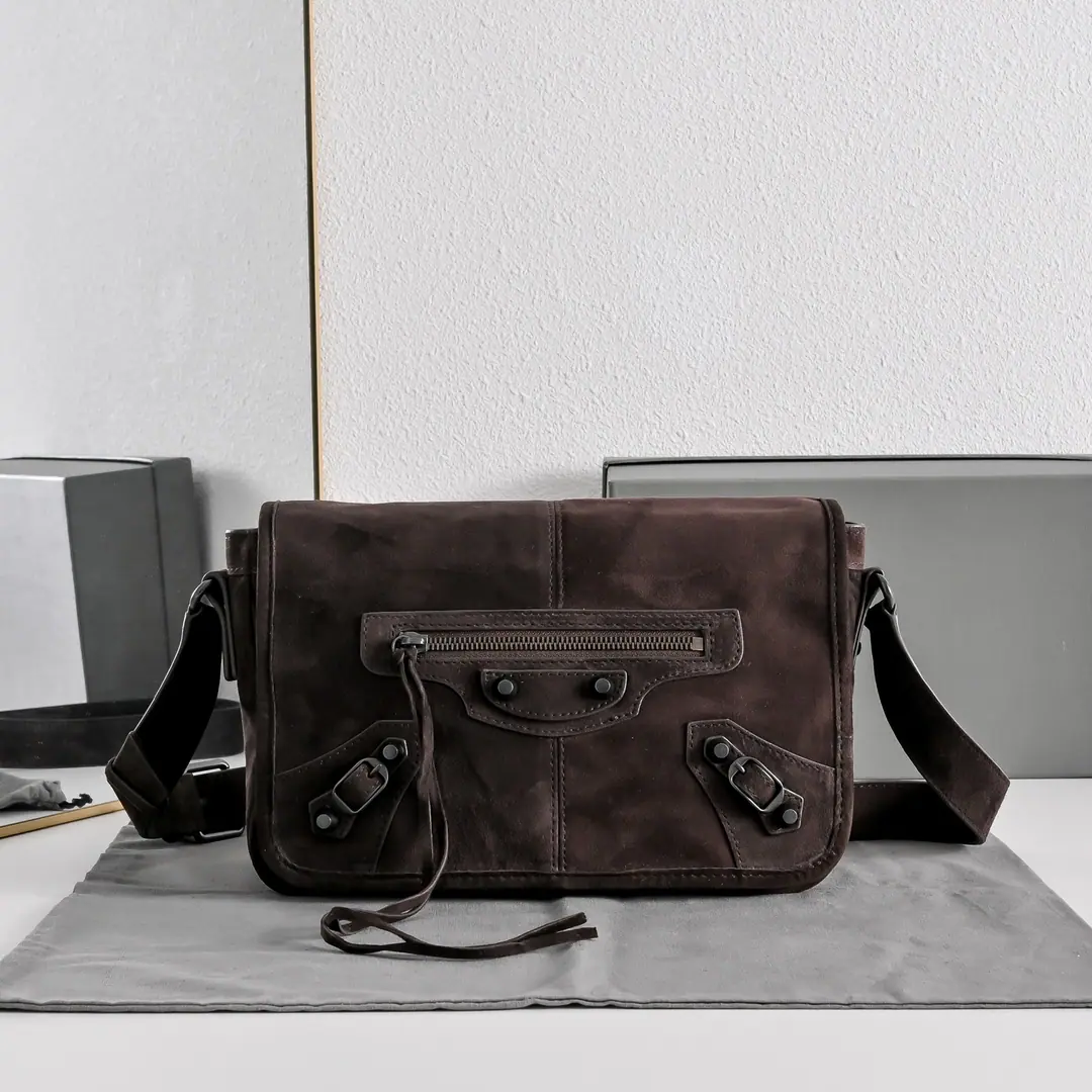 The Pubas are the same-sex vans., The fur welds the classic locomotive ponker with the utility mail., Colours: Chocolate brown.
