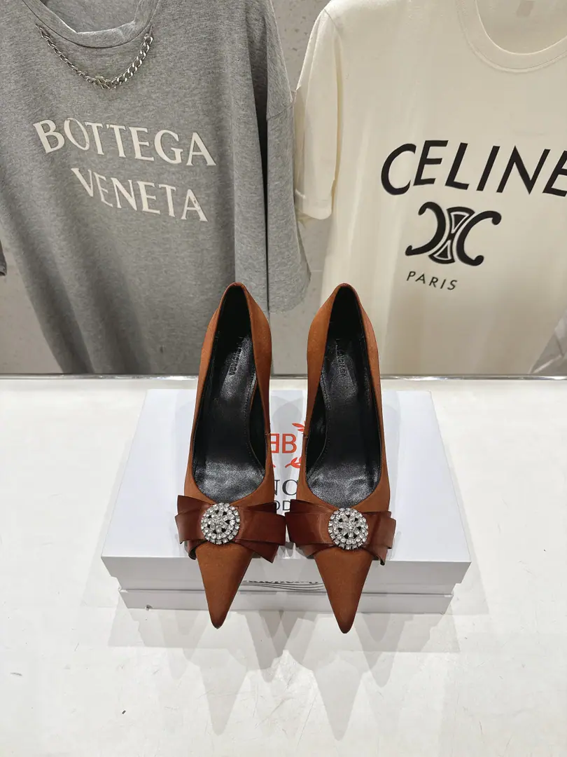 🏧𝐁𝐚𝐥𝐞𝐧𝐜𝐢𝐚𝐠𝐚/The classic Parisian. The water-drill butterfly is stomping up his heels. Top single shoe. And make the fun of it. The classics. And not swollen. And pulls the line. No foot-picking at all. The skin is soft. Top foot effect.👍 Customize original buttons It's really too delicate.～ Imported calf skin in original Uchi.+A foot-skin. The original Italian is a very big one. He's tall.8.0CM Size35-42 [34.40.41.42Custom]