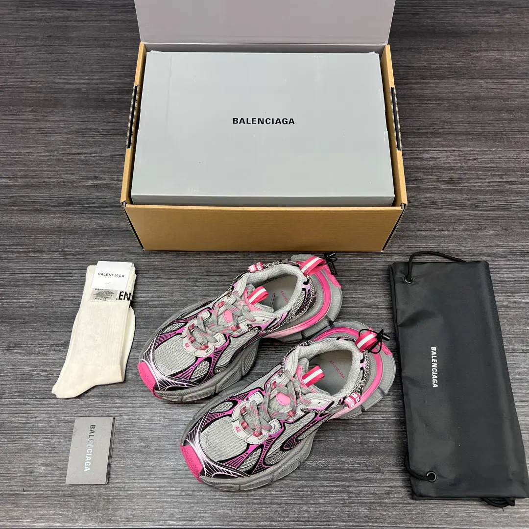 Pure versionBalenciagaParisian. 3XL Gradient Do old effects Chains and hangers Circle Head Band Dad's shoes are running. Track Trainer The contour of the outdoors and the complex shoe-face structure., New version adds a component with a transparency belt in back-hear position, The shoes look more ancient.. Full original package complete.！ Packaging:Packing of the full set of accessories for the reinforced aircraft！ Codes:35-46Code(It's a size bigger.42Shoot.41Code)Aircraft box+10 Socks.+15