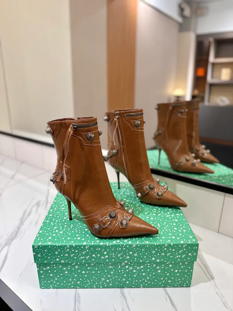 ￼ Plant price: BalenciagaParisian. Cagole High boots. The multi-coloured heavy-worker nails point their heads over their knees.✨ A lot of bright matching colors., High-level eye-sucking of bright skin. Metal nails make cool, personality., Slight and long legs. Salt is sweet enough to fit in with all kinds of clothes., You're so hot, you're so hot. The fall and winter suit just needs it., It's easy to unlock the back rate.🖤 Shoe.: Imported cattle skin Uchi.: Bullskins. Otsumi!: Italian skin. He's tall.: 9.5cm Data36HQ high15.5cm Every code difference+0.5, Perimeter25cmThe wideest position per code difference+0.5