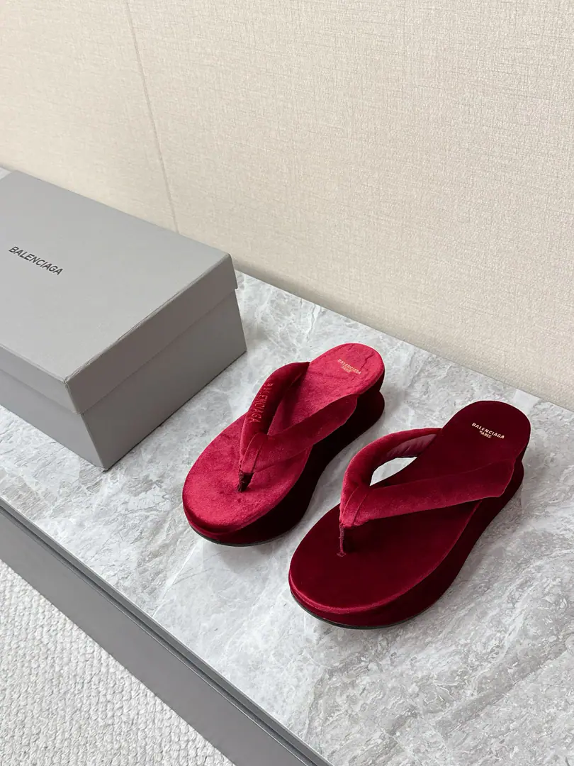 Parisian.BalenciagaSpring and summer, the latest big silk-faced, thick-ass drag. A superstar, red grass. Subversive.“The boat is thick.”Design It's platform height.5.5CM The back heel is a special look of the inner den. Like a one.“A small ship.” Not only does it bring a higher effect. And the Parisian family.“Anti-General”The first-line art. Use velvet velvet flour. Take a low profile. Tow people to their leisure to the quality of high fashion. It's all on the straps and the shoe cushions.「BALENCIAGA PARIS」Word Brand recognition. The original is a mimicry of the skin.Size: 35-41（40 41No re-election.）