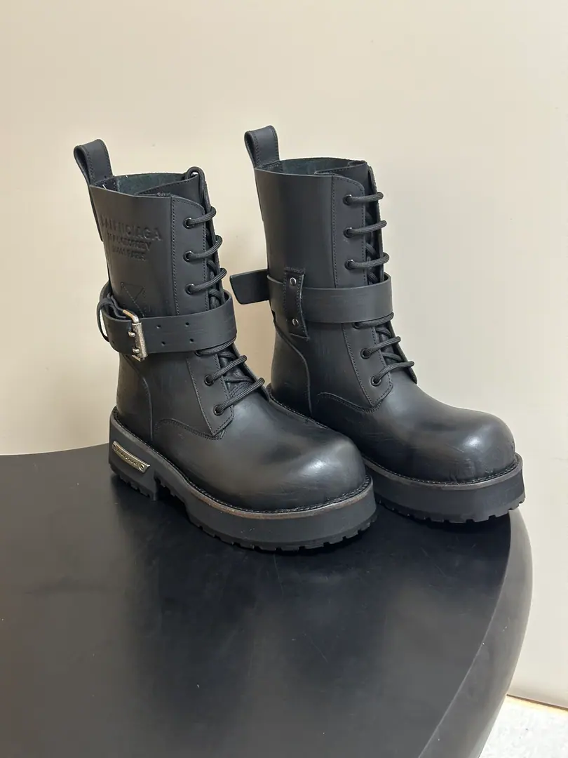 26Autumn and winter money.BalencigaParisian. 26FWXin.Venom- Middle boots. The bike punks are short boots. - I'm gonna put a big, thick, low-down boot. Dark engine wind.！I'm going out to blow up the air field. The liquid boots are designed to be extremely recognizable., A sharp line with a metal button., Every detail highlights the forward attitude.. Leather senses are multiplying., The light is full of luxury., The feet are more comfortable and more specific.. Whether with a pair of jeans, it shows the street's coolness., Or something else., It's all easy.holdStay.. Put it on., You're the most snorting thing on the street., A perfect interpretation of fashion. Shoe.: Customizes the natural skins of the little cow for the old destructive process. Uchi.: Customize light cow skin - It's a hardware.: Customize pure copper dumb silver rads to make the old version Shoes under the sole.: 3Layer Group-Real leather line bounces back to the rubber bottom of a milled tire. He's tall.: 5cm Codes: 35-39（40I'll make sure I don't change it.）