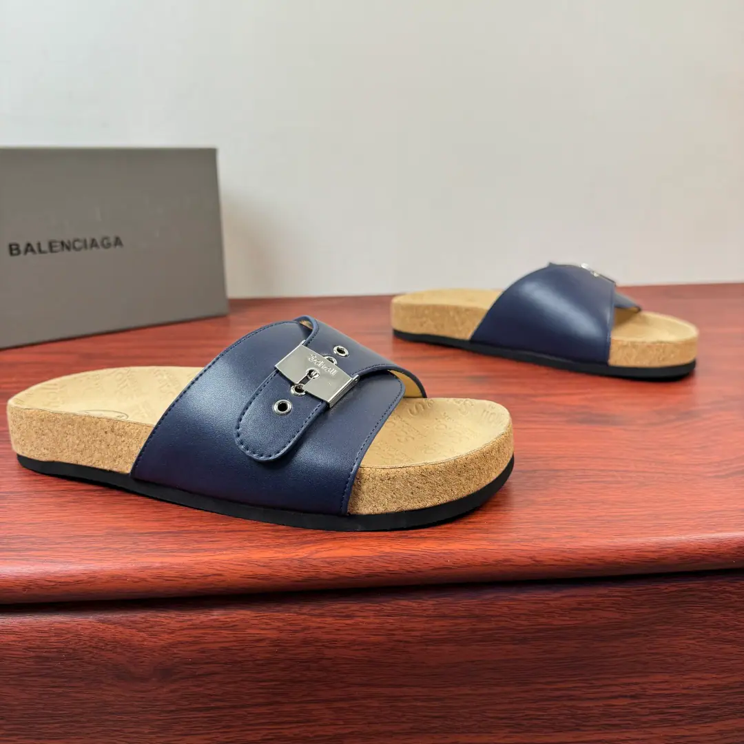 BALENCIAGA I SCHOLLMen are low-level. BALENCIAGA withSchollA co-made pair of sandals., SchollIt's called foot health and comfort., This is a cool tow and a fashionable tool., Glossy little cow leather shoes., A simple word slipper design+Metal buttons are so easy to adjust., Put it on.SchollandBalenciagaMarking. The soles of the bodywork shoe., Soft wood at the bottom, Use of grinding rubber on the outside, It's all over it.SchollandBalenciagaMarking, It's light and comfortable., I'm not tired of wearing it for a long time., Show your toes and let's get some air., Summer is perfect., ♪ For the beach ♪, I can handle it easily., It's a summer shoe cabinet. It's a 100-pack.! Size: 39-40-41-42-43-44 Standard leather shoe size.（38/45/46I'll make sure it's not changed.）