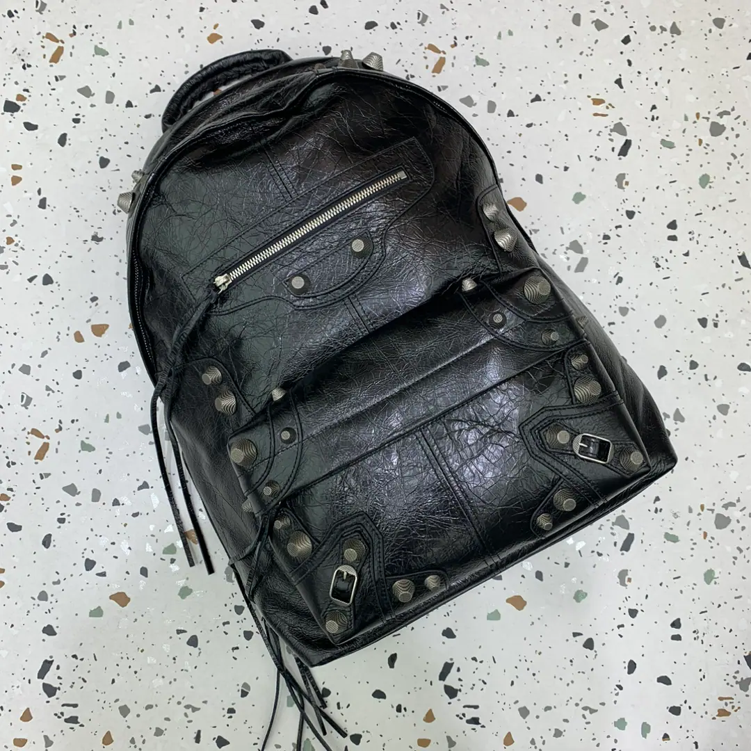 Paris.Backpack🎒balenciag le cagoleA nailed double shoulder bag.～A super cool and funny double shoulder bag., I'm lazy and lazy., And a little cool., Ha ha ha ha!～It's a stylish bag that can make your body look like a radiator.！I love the wrinkles of the bike series. Softness.👿👿Dimensions: 33-9-48cm