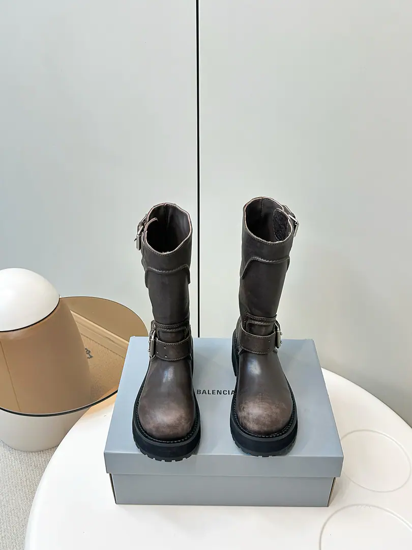 Balenciaga｜The Parisian family's used to be a couple's bike boots.（Men+20） 25The coolest venom boots of the year.！ Dark engine wind.！I'm going out to blow up the air field. Original plant data-Original1:1Restore Details The venom boots are designed to be extremely recognizable., A sharp line with a metal button., Every detail is clear.BalenciagaThe front-line attitude.. Leather senses are multiplying., The light is full of luxury., The feet are more comfortable and more specific.. Whether with a pair of jeans, it shows the street's coolness., Or something else., It's all easy.holdStay.. Put it on., You're the most snorting thing on the street., A perfect interpretation of fashion. Fabulous.: Customizes the natural skins of a cow with a dumb face./Do old sabotage. Uchi.: Customize light cow skin - It's a hardware.: Customize pure copper dumb silver rads to make the old version Otsumi!: 3Layer Group-Real leather./Reloadable./Trail rubber outside Codes: Women35-39（40Freeze!）Men40-45（46Freeze!）
