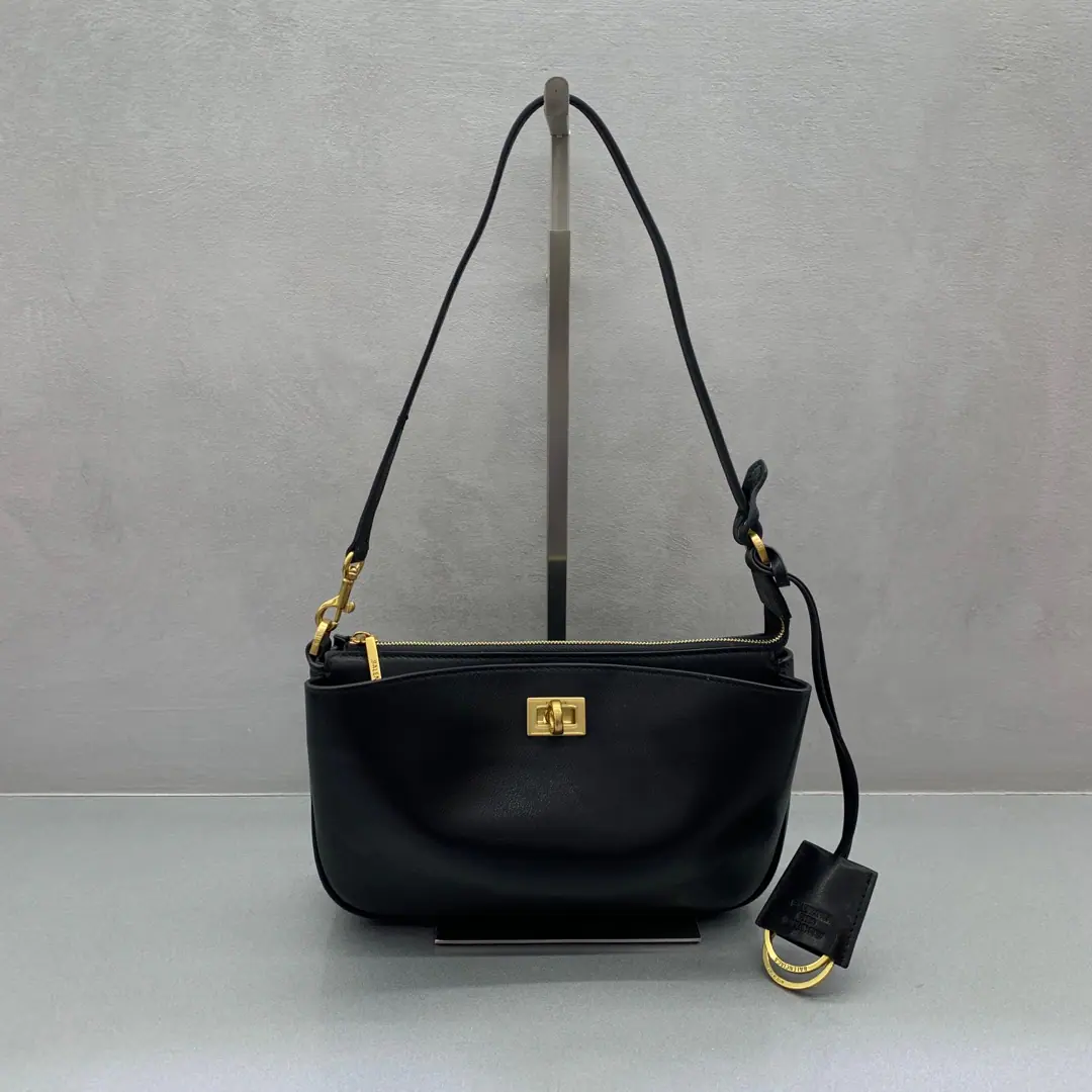 𝐁𝐚𝐥𝐞𝐧𝐜𝐢𝐚 𝐑𝐨𝐝𝐞𝐨 🖤🖤 It's super hot.RodeoThe series is completely new.🧶Dismantled shoulder belts. One second to a very elegant handbag. Multiple stylesget✅Two big pockets., Three places in the zipper. I feel safe. Paragraph: 814112850 Dimensions: Long22cmx High13cm x Kuan5cm