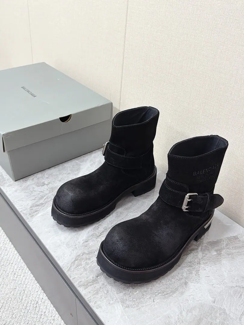 Men➕20 BalenciagaParisian.Venom Engineer BootCouple of venom engineers short boots. A superstar, red grass. The original one-to-one. ♪ The iconic spherical shoes ♪ It's the highest recognition of the Bar family. A modifiable silver metal band. Single-story boots around the boots. Retro-car style Boots. BALENCIAGA Alphabet ID Back and metal. The shoe heel is embedded in the brand metal. Threads are thick and smooth. Bough heels soles Bring the auto-higher effect Shoes on the face of the shoe to make old cattle skin grinding sand. With a natural wear and tear.Size: Women35-40 Men39-45