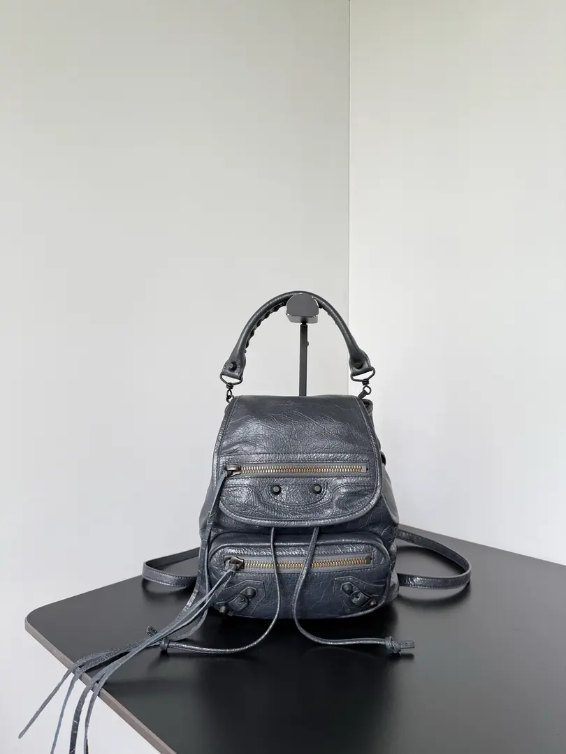 𝗕𝗔𝗟𝗘𝗡𝗖𝗜𝗔𝗚𝗔*𝗟𝗘 𝗖𝗜𝗧𝗬 LeCity Mini-sleeves.🎒Classic Return Series, It's a very good recognition.！！Old hardware., Lusu!, Wrinkles.🤍Every detail is very good.BalenciagaIt's not so stupid, so light and stylish.🆒Two-sleeve backs, one-and-sleeve, and then two-sleeve backs. It's a good day to travel., One bag is a simple fit., Don't miss anything you like.🛍️ Dimensions: Long23 x High22 x Kuan11centimetres 6338