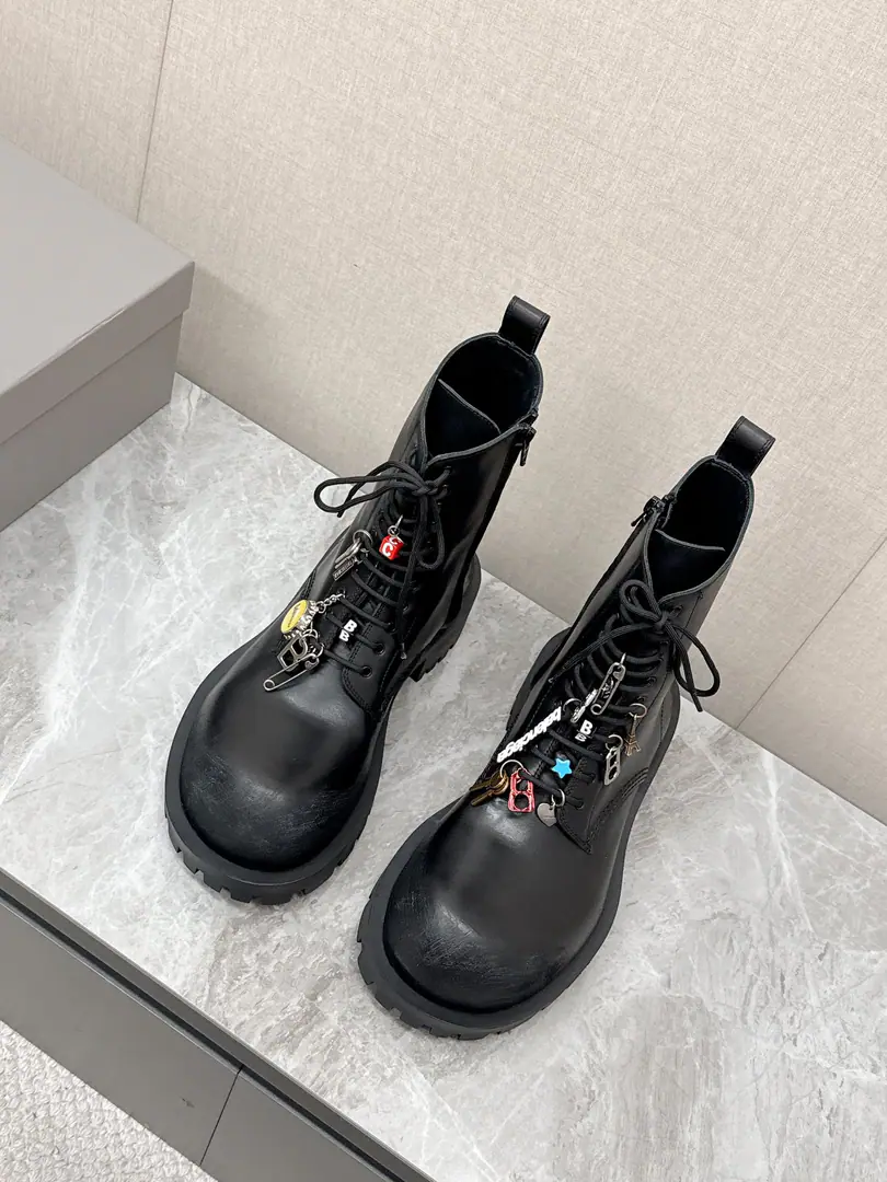 Women Men Parisian.BalenciagaThe latest couple's shoes in the fall. I'll buy the locker. The details are perfect. The Bar family has been leading the big boots.: The one who destroyed the canvas.strikeMilitary boots., ♪ And become a lot of people ♪KOL“A pair of feet.”I'm not sure what I'm talking about.. Steroid Mitch Deby, Even though the instruments must be the fashionist's obsession, it's a surprise to all of us when these two come out. It's special. Attach HangerDIYIt's so rare sometimes. The shoe head part used the leather to restore Mickey Deby's exaggeration., It's a qualitative improvement in the quality of these shoes., And she's a real-life girl., And that's because of all these things., And that's why these boots are destined to cause another wave of heat on their feet. The shoe-faced slabs of waxed cow skins for the old process. The inside calf skin. Original private templateTPUOtsumi! Height.5CMCodes: 35-40 Men39-46