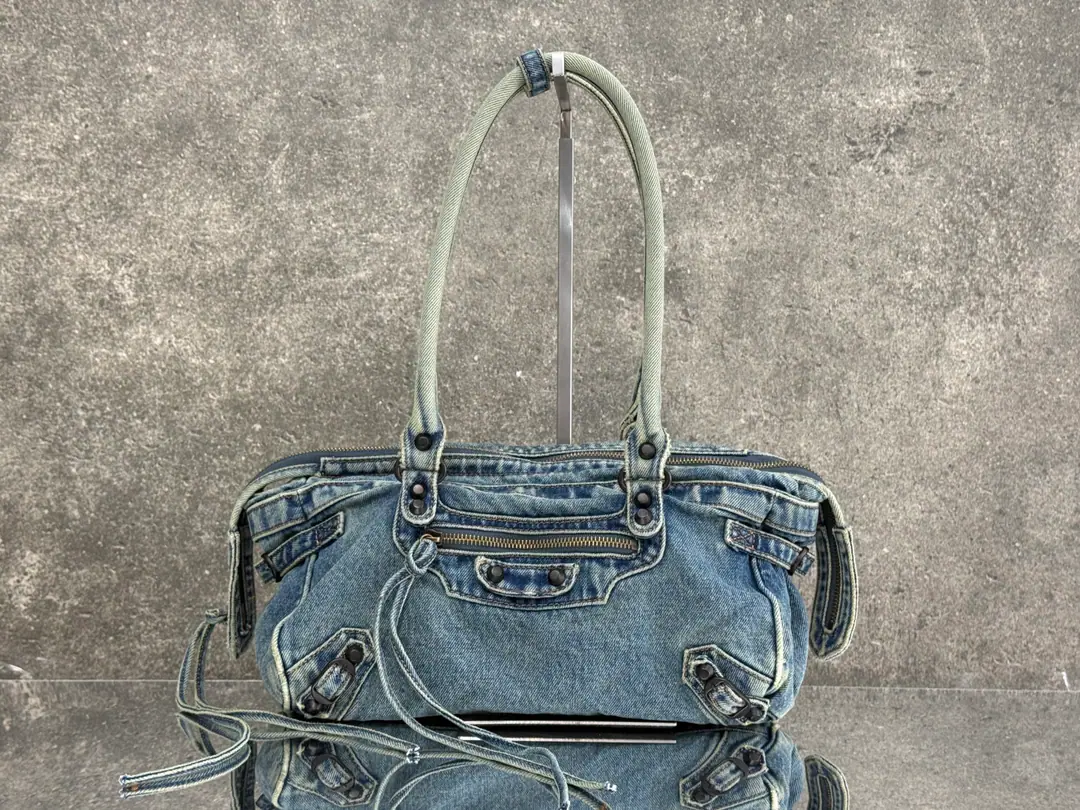 𝐁𝐀𝐋𝐄𝐍𝐂𝐈𝐀𝐆➰LE City Cross-corker car bag. The Parisian family's latest package was in the original.Le City The size changes on the motorcycle., The original slanting package was changed to retro-popular. East-WestBack money.！It's so beautiful.~ The wax skin is a retrofilter., - It's a hardware., The details of the squirts. 👌Telecommuting, I'm snorting around the back., The suit., The suit key is a fashionable one.！ Paragraph: 0827 Dimensions: Bottom 31xHigh 19xKuan 9cm