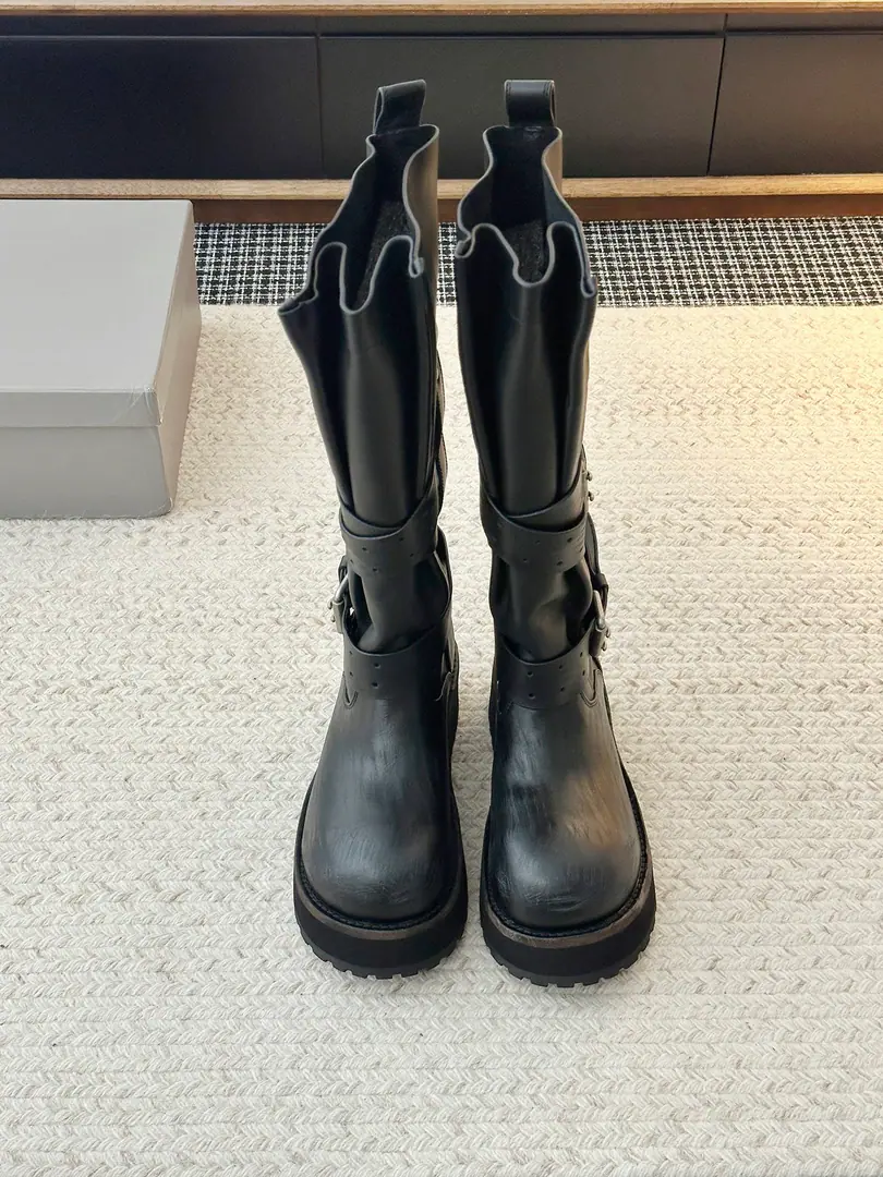 𝐁𝐚𝐥𝐞𝐧𝐜𝐢𝐚𝐠𝐚Parisian man and woman.26 Fall pre-order New Balenciaga FW26 Venom Boots by balenciaga The most cool poison boots in the upgrade.！ Dark engine wind.！I'm going out to blow up the air field. Original plant data-Original1:1Restore Details The venom boots are designed to be extremely recognizable., A sharp line with a metal button., Every detail is clear.BalenciagaThe front-line attitude.. Leather senses are multiplying., The light is full of luxury., The feet are more comfortable and more specific.. Whether with a pair of jeans, it shows the street's coolness., Or something else., It's all easy.holdStay.. Put it on., You're the most snorting thing on the street., A perfect interpretation of fashion. Original3Altitude formula optional ➢Shoe-faced material: Customize the faceless cow skin/Do old sabotage. ➢The contents of the shoes.: Customize light cow skin ➢Metals.: Customize pure copper dumb silver rads to make the old version ➢Shoe bottom material: 3Layer Group-Real leather./Reloadable./Trail rubber outside ➢Codes: Women35-41 Men39-45（Women40.41 Men45Custom without re-offer）PShort - It's a stroke. High-windle.
