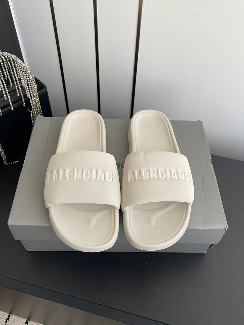 🏧𝐁𝐚𝐥𝐞𝐧𝐜𝐢𝐚𝐠𝐚/The Parisian family's new flat sand sand sand slippers for the summer.～ It's a good time.！ - Oh, my God. Star Redgirl Big love money. The lulls are soft. A soft summer allowance for your skin. The fashion is not over-optimal. ✔Fabulous.: Imported waterproof sands are scheduled in the original version ✔Shoes under the sole.: Original natural rubber smooth-for-brand grinding ground ✔Codes: 36-42 [40.41.42Make a reservation.] ✔Packaging: The newest package in the back cabinet.