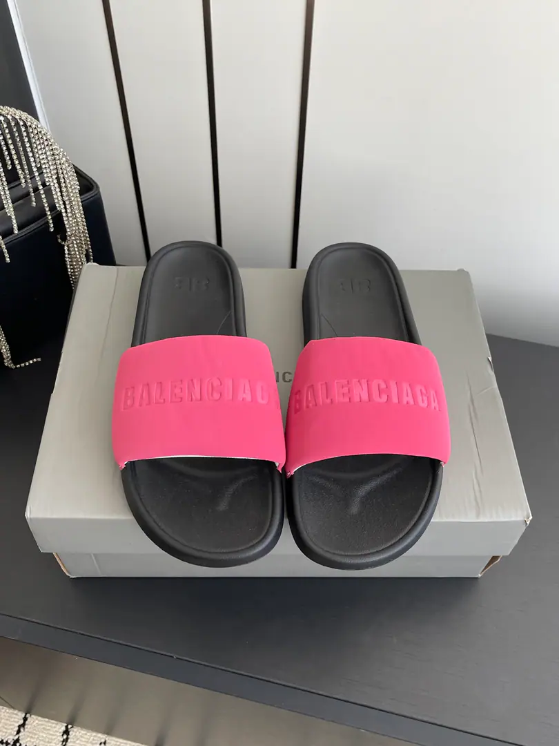 🏧𝐁𝐚𝐥𝐞𝐧𝐜𝐢𝐚𝐠𝐚/The Parisian family's new flat sand sand sand slippers for the summer.～ It's a good time.！ - Oh, my God. Star Redgirl Big love money. The lulls are soft. A soft summer allowance for your skin. The fashion is not over-optimal. ✔Fabulous.: Imported waterproof sands are scheduled in the original version ✔Shoes under the sole.: Original natural rubber smooth-for-brand grinding ground ✔Codes: 36-42 [40.41.42Make a reservation.] ✔Packaging: The newest package in the back cabinet.