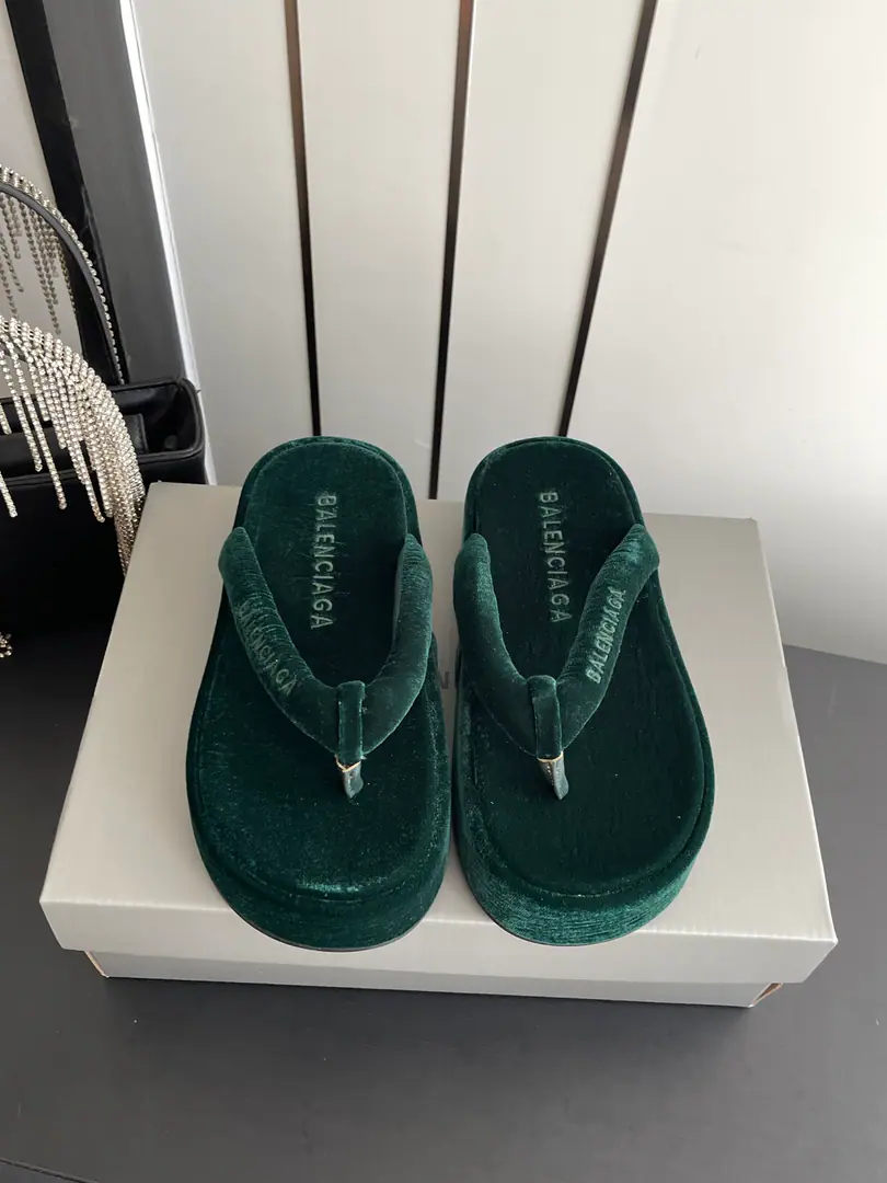 🏧𝐁𝐚𝐥𝐞𝐧𝐜𝐢𝐚𝐠𝐚/The Parisian Summer New Money. Fluid Solution Trawl BEACH REQUIREMENTS The Parisian family's latest bust. Summer slippers., It's a lot of skinny money., A slipper with a big face., Any match is perfect.！The lazy slippers are worth commending. Shoe.: Fly Codes: 35-42（40 41 42Do it.）