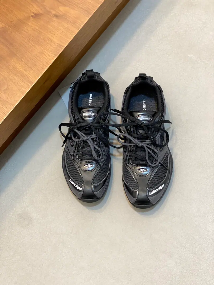 BALENCIAGA.The Parisian family is out of money.🔥 Balenciaga 25Hey, Moo!Radar Circle Head Band Do old effects The first shot. Radar SneakerThe network integration design Low saturated colour plus old details Perfectly hit the current retroversion. Size: 35 36 37 38 39 40 41 42 43 44 45 46 Purchase original1:1Development, Original Text35-46（45.46Make a reservation.）