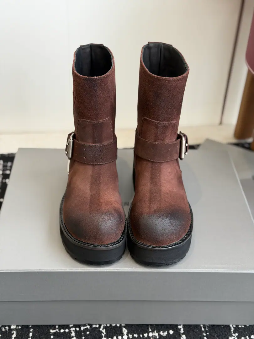 Requisition level（You can choose a small size for a thin foot.） BalenciagaParisian.26FWXin. Battle boots. Poison boots. ～ Dark engine wind.！- The fashion pontificate.！The Godpiece that's needed to blow up the air-block.！ The poison is designed to be extremely recognizable., A sharp line with a metal button., Every detail is clear.Balenciaga- The forward guard., Breaking the Convention, Every step of the way.. Leather is very good., It's light and luxury., The details are very well-known.！ Fabulous.: High-shine ointmented cow skin./Old skins. Uchi.: In the cow's skin. Otsumi!: The skin is a big one. Codes: 35-41（40, 41Customized for women）