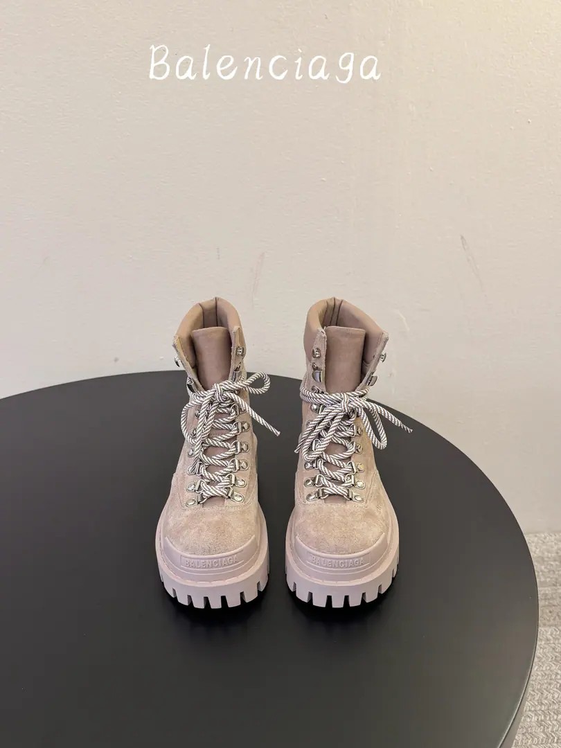 Female Men➕20 Balenciaga 2026Autumn Winter SeriesCombat StrikeCouple boots., Hardlines blend with whole shape, Nice and attitude. I really got the cool stuff. Punk bike boots., Sandy skin. /, the details of the pheromones colliding with the two-coloured shoelaces, The dark front is changing from the ancient suit., The upper foot is the feeling of walking. Fabulous.: - Oh, Pete./The canvas. Uchi.: Breathing birds' eyecloths. Otsumi!: Original gear rubber floor Codes: 35-44