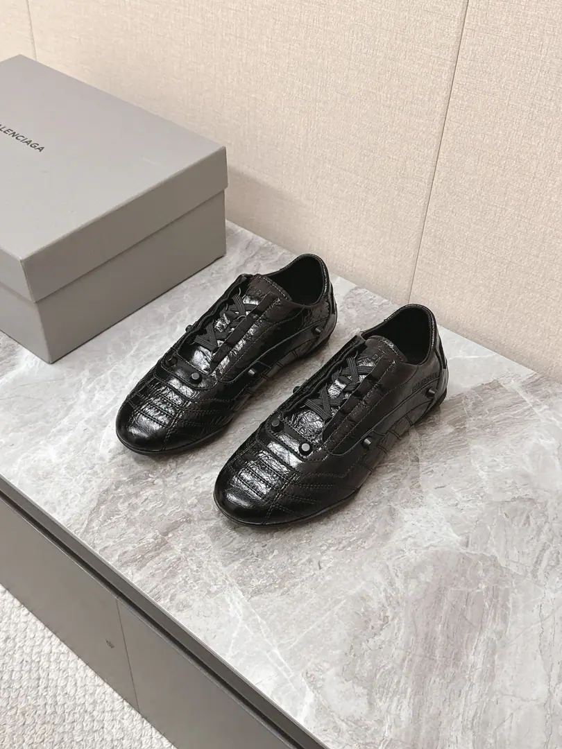 BalenciagaThe Parisian's latest baseball shoe. Slugs. Leisure shoes. The superstar fashion masters grow grass. Original purchase development for sale A thin-cut design with super-fire The latest Parisian hides tennis shoes, soft-fat little cow with a classic pair of two.logoThe most ancient and most perfect match. A leisure shoe that girls must have in this year. Shoe bottom design Super soft. And bring the fine packaging to the counter. ▪️ Fabulous.: Original customized waxed cow skin ▪️ Uchi.: Import custom network ▪️ Shoes under the sole.: The original model of the rubber floor. ▪️ Size: 35-40