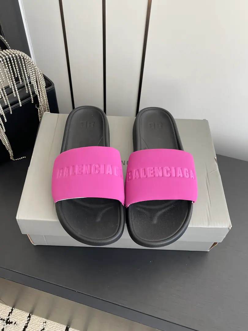 🏧𝐁𝐚𝐥𝐞𝐧𝐜𝐢𝐚𝐠𝐚/The Parisian family's new flat sand sand sand slippers for the summer.～ It's a good time.！ - Oh, my God. Star Redgirl Big love money. The lulls are soft. A soft summer allowance for your skin. The fashion is not over-optimal. ✔Fabulous.: Imported waterproof sands are scheduled in the original version ✔Shoes under the sole.: Original natural rubber smooth-for-brand grinding ground ✔Codes: 36-42 [40.41.42Make a reservation.] ✔Packaging: The newest package in the back cabinet.