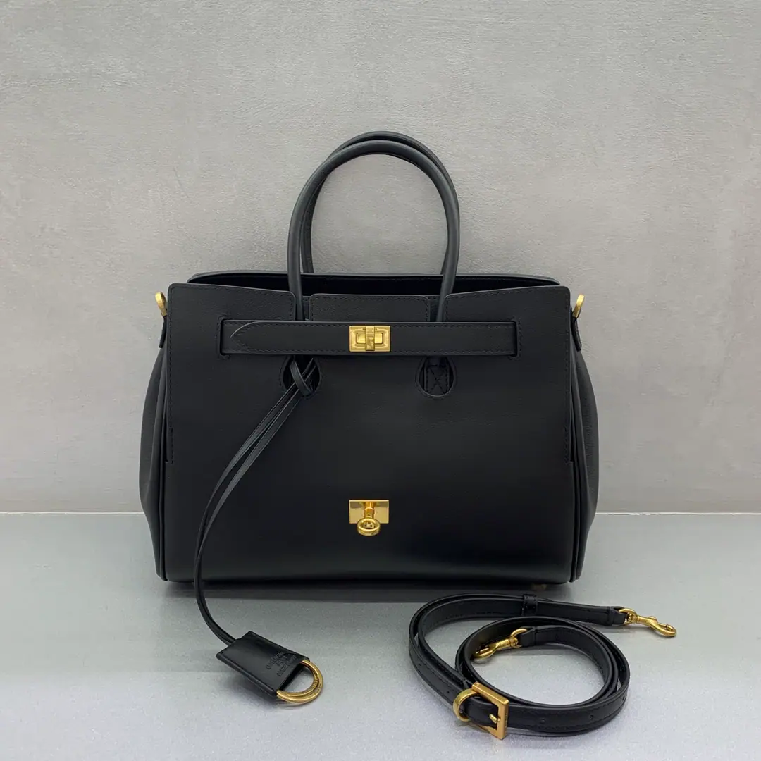 【The little black button.】🖤Balenciag Bel Air Shower's bag. The fall and winter are on the line.!!We're going to have a Parisian nickname anyway.Belair. That's so charming.!Simple and fashionable.. It's a very generous design., The pre-rolling design is more hierarchical., The details are of quality.. It's not just a day out, it's a big day out., It makes you the focus.. Put it on your back., #You're the new fan of fashion.. Paragraph: 789891480⭕️Dimensions: 30-10-24cm,