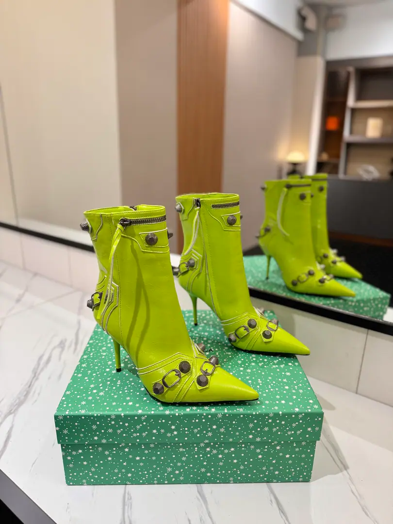 ￼ Plant price: BalenciagaParisian. Cagole High boots. The multi-coloured heavy-worker nails point their heads over their knees.✨ A lot of bright matching colors., High-level eye-sucking of bright skin. Metal nails make cool, personality., Slight and long legs. Salt is sweet enough to fit in with all kinds of clothes., You're so hot, you're so hot. The fall and winter suit just needs it., It's easy to unlock the back rate.🖤 Shoe.: Imported cattle skin Uchi.: Bullskins. Otsumi!: Italian skin. He's tall.: 9.5cm Data36HQ high15.5cm Every code difference+0.5, Perimeter25cmThe wideest position per code difference+0.5