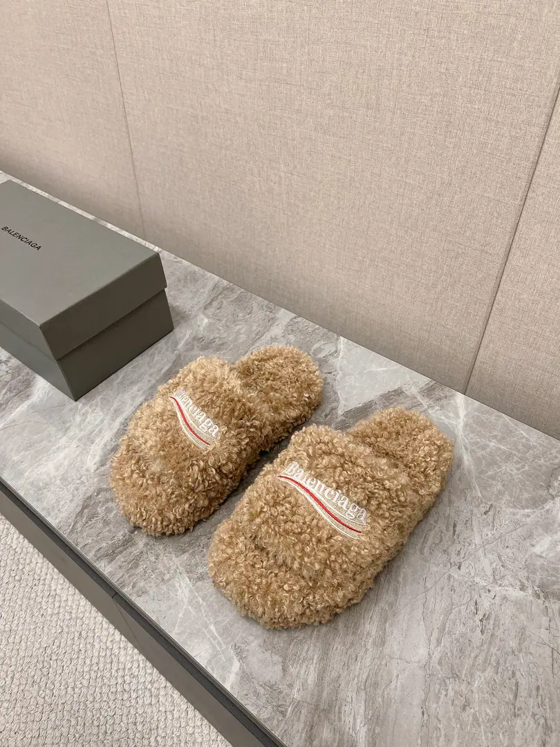 𝐁𝐀𝐋𝐄𝐍𝐂𝐈𝐀𝐆𝐀｜𝐒𝐒 𝐧𝐞𝐰 BalenciagaParisian. New couple, a thick, tweaked tweezers. Coke embroidered cotton-coated slippers Top Version🔝The Parisian family is so hot. Couple size. Fashion Fairy and the Euro-American Star Lover. Provision for winter The fashion is not over-optimal. ♡show details Shoe slanting, cotton-grew. A special fluffy softness., Skin. I feel so comfortable. A fine hand-sewing walk. EmbroiderylogoThe high-level is full. Original natural rubber smooth-for-brand grinding ground The new original package with the cabinet. Codes: 35-45 Male and Female