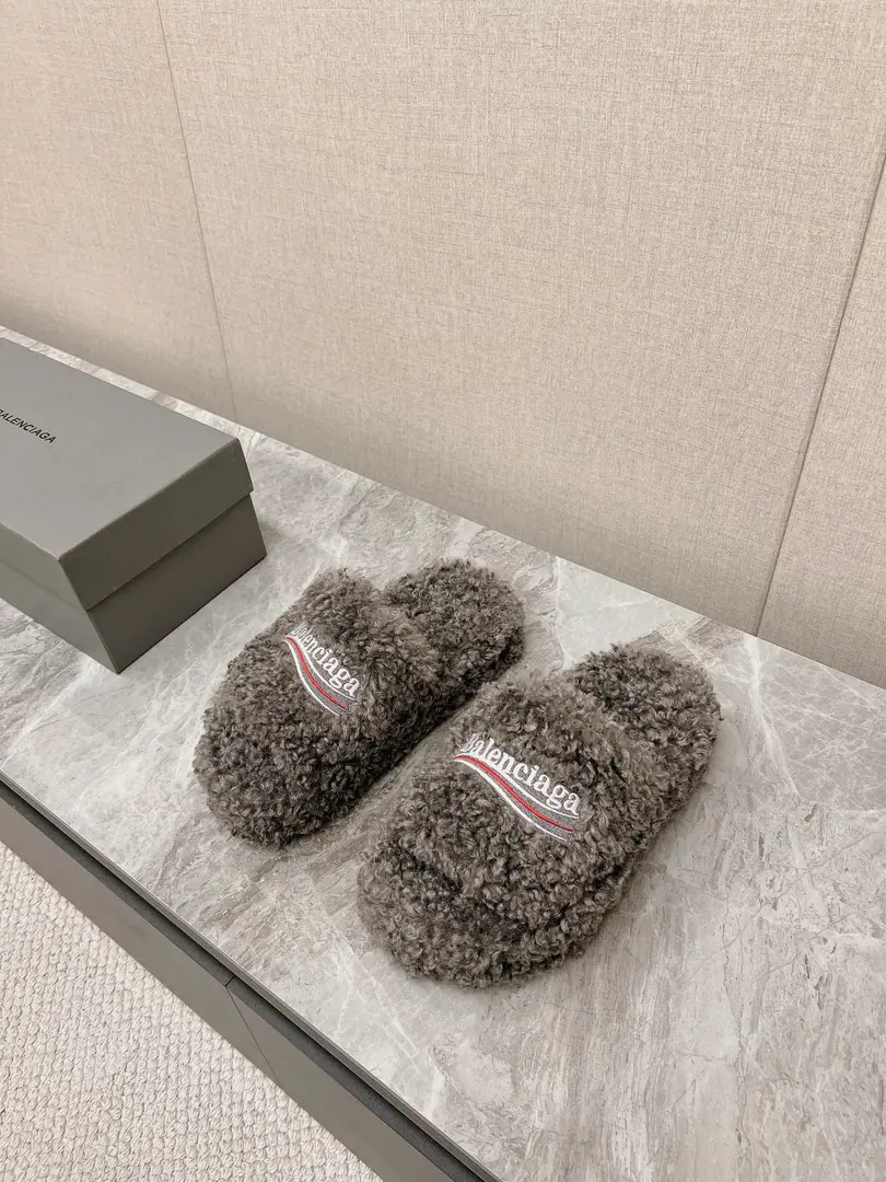 𝐁𝐀𝐋𝐄𝐍𝐂𝐈𝐀𝐆𝐀｜𝐒𝐒 𝐧𝐞𝐰 BalenciagaParisian. New couple, a thick, tweaked tweezers. Coke embroidered cotton-coated slippers Top Version🔝The Parisian family is so hot. Couple size. Fashion Fairy and the Euro-American Star Lover. Provision for winter The fashion is not over-optimal. ♡show details Shoe slanting, cotton-grew. A special fluffy softness., Skin. I feel so comfortable. A fine hand-sewing walk. EmbroiderylogoThe high-level is full. Original natural rubber smooth-for-brand grinding ground The new original package with the cabinet. Codes: 35-45 Male and Female
