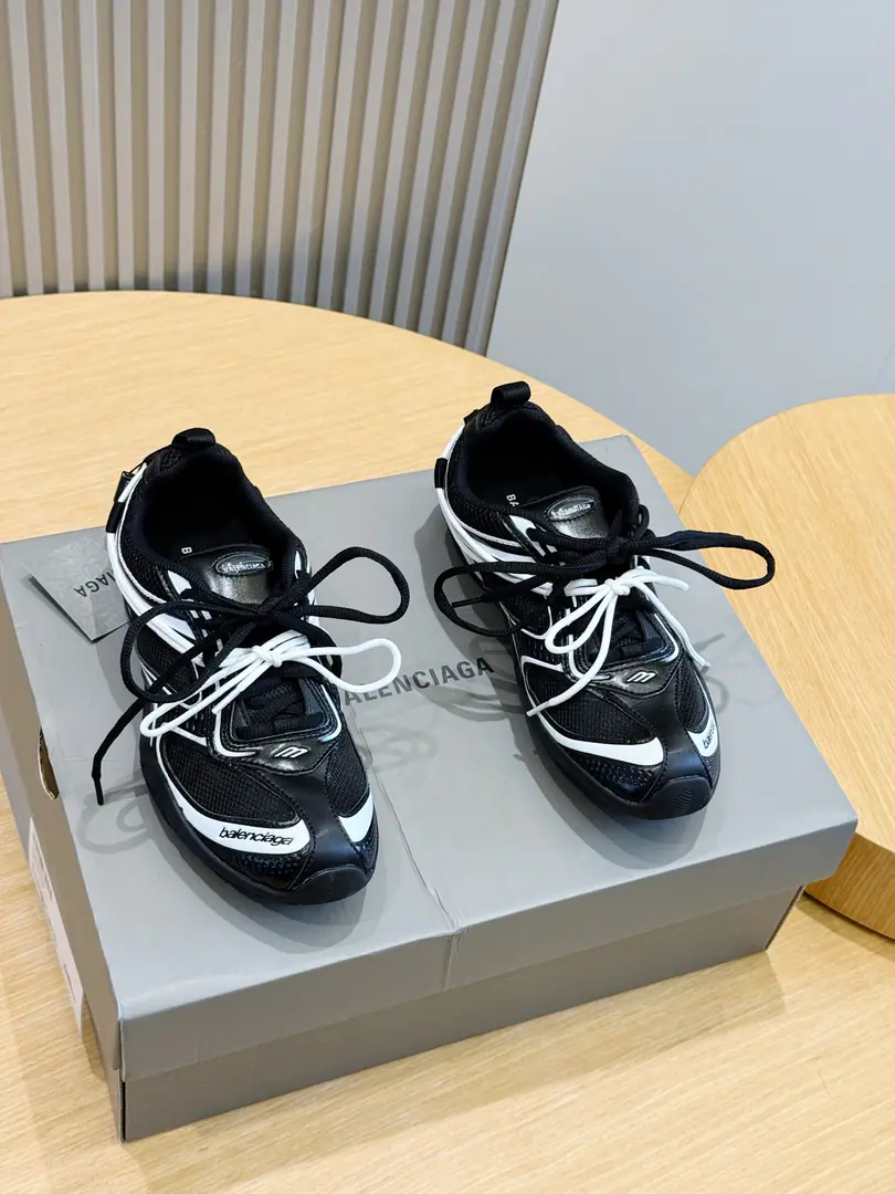 Balenciaga CircuitCouples' sneakers. The Parisian family's most suitable jogging shoes ever., The upper foot is so cozy and the upper soles are so cozy.. 5Layerd Baseback Version New sandals are strong. Rework. All the accessories are ordered to produce a tailor-made film. Correct font embroidery Thick, Location, Size is correct. SideTPUAero-hole matching I.O.D., MODOSoft Original unamended”Balenciaga" Group BottomLOGO Original customised import of technical fabric, Bottom4.5CM Uchi.: The original imported air network. Shoes under the sole.: The original combination of the bubble-blowing rubber. Size: Women35-40 Men39-44Code（Men38.45Do it.）